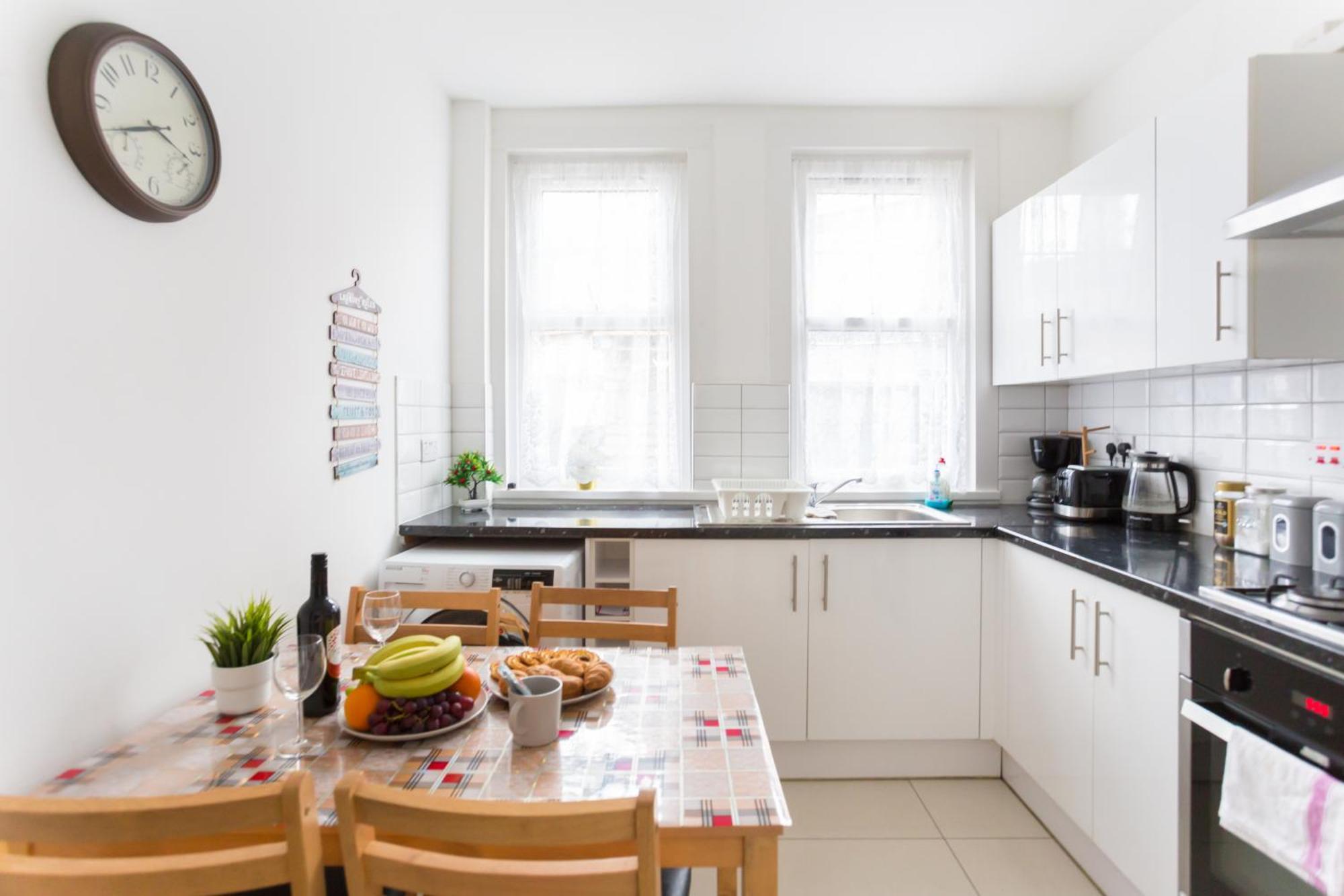 Wood Budget - Next To Mall & Metro Station - 10 Min To Center Londra