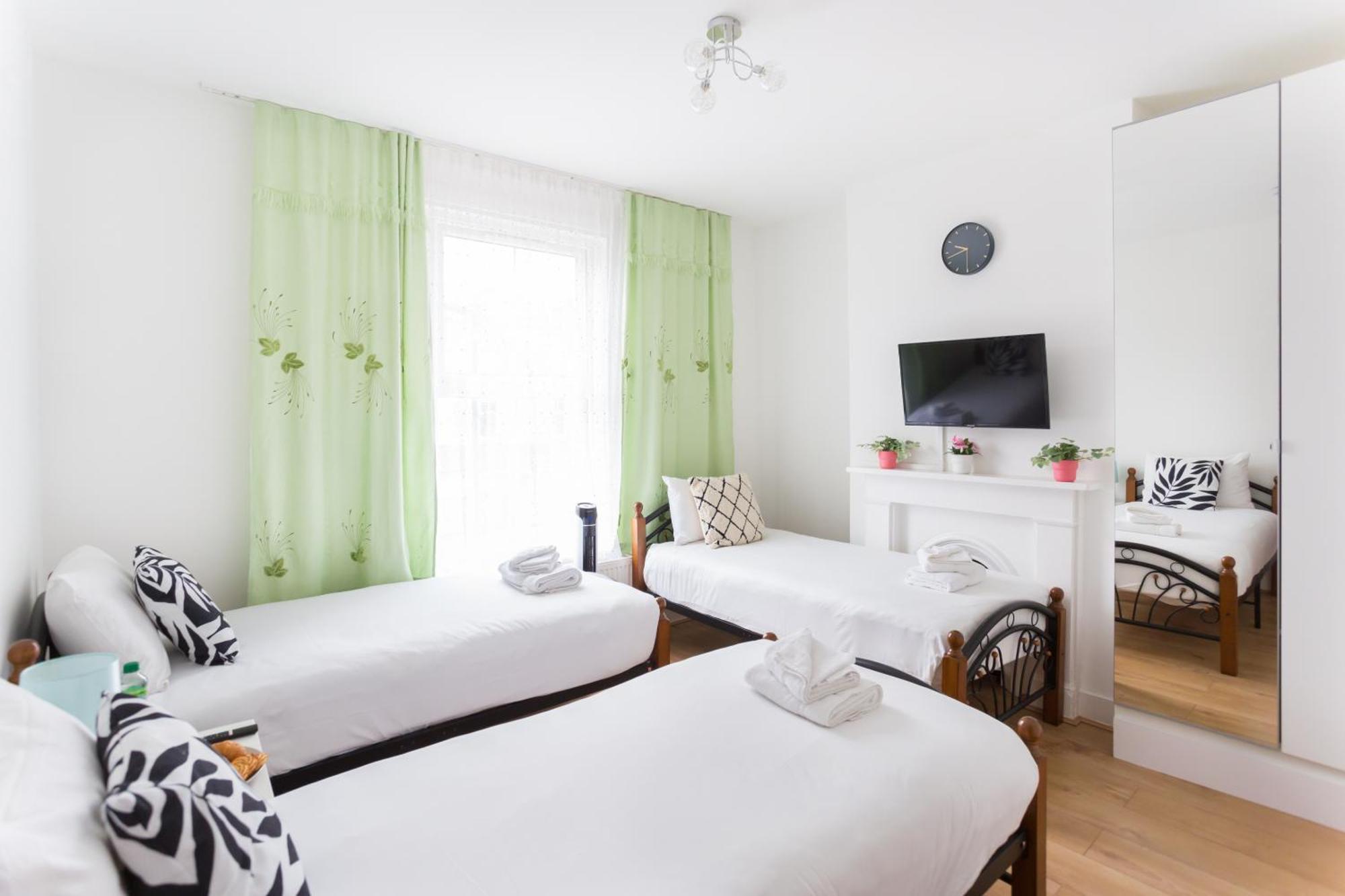 Casa vacanze Wood Budget - Next To Mall & Metro Station - 10 Min To Center *
