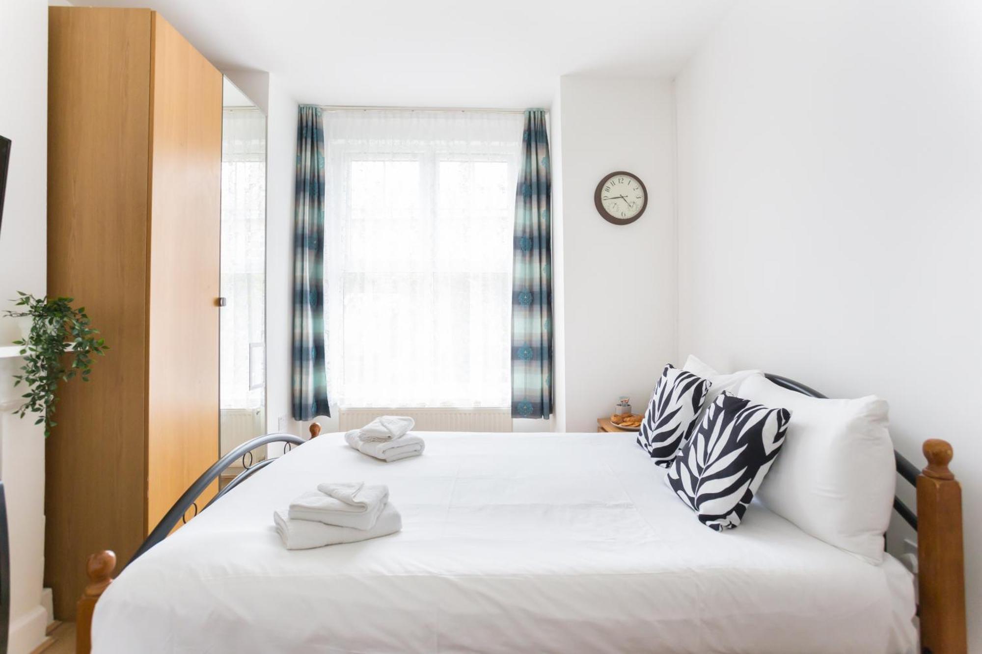 Wood Budget - Next To Mall & Metro Station - 10 Min To Center Londra