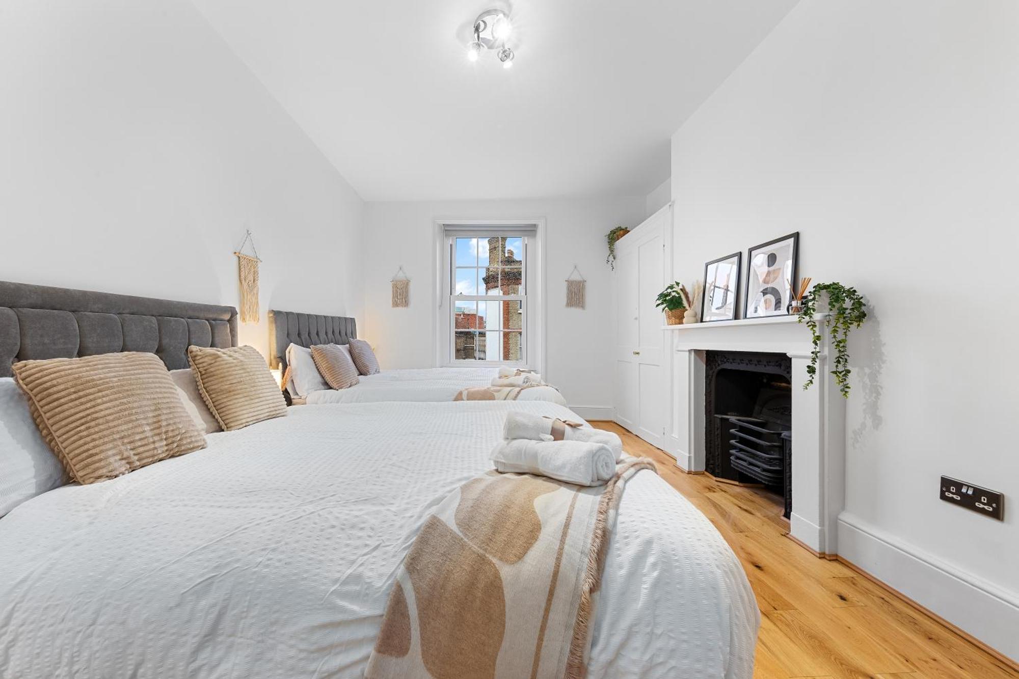 Stylish 3 Bedroom Serviced In Kings Cross Apartment London