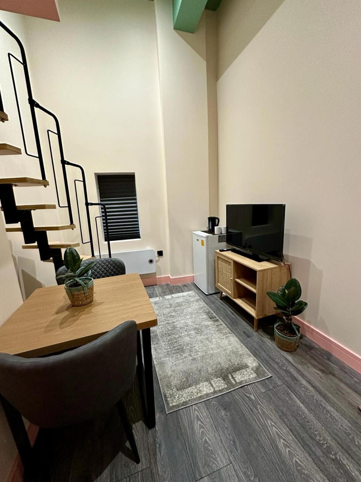 Pensionat Cozy En-suite Loft In Trendy Local