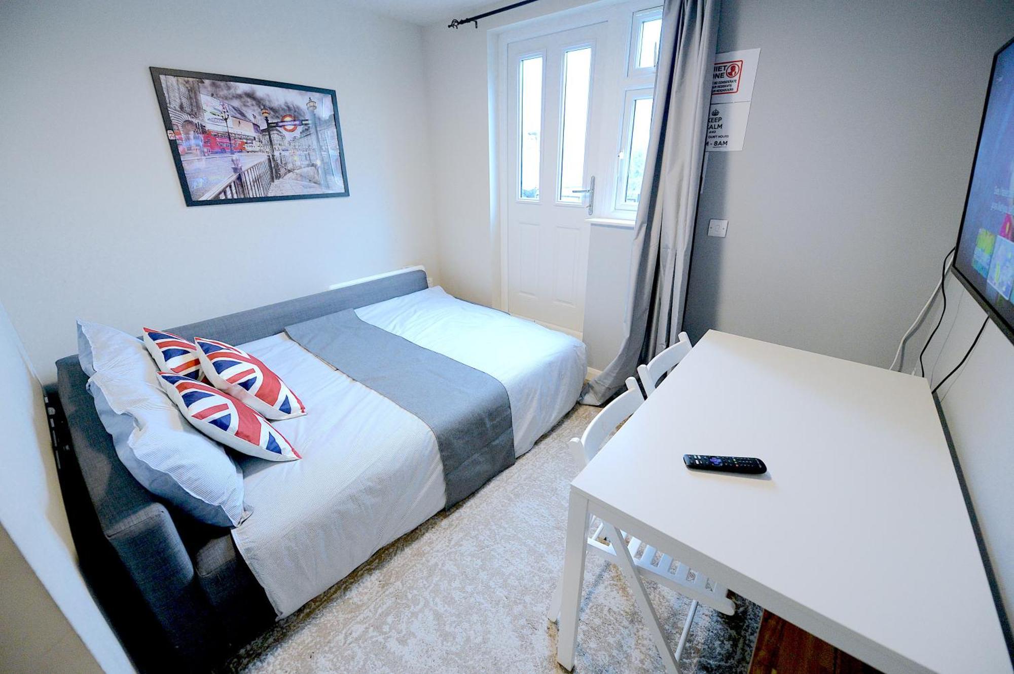 2 Bedroom Flat In Wood Piccadilly Line Londres