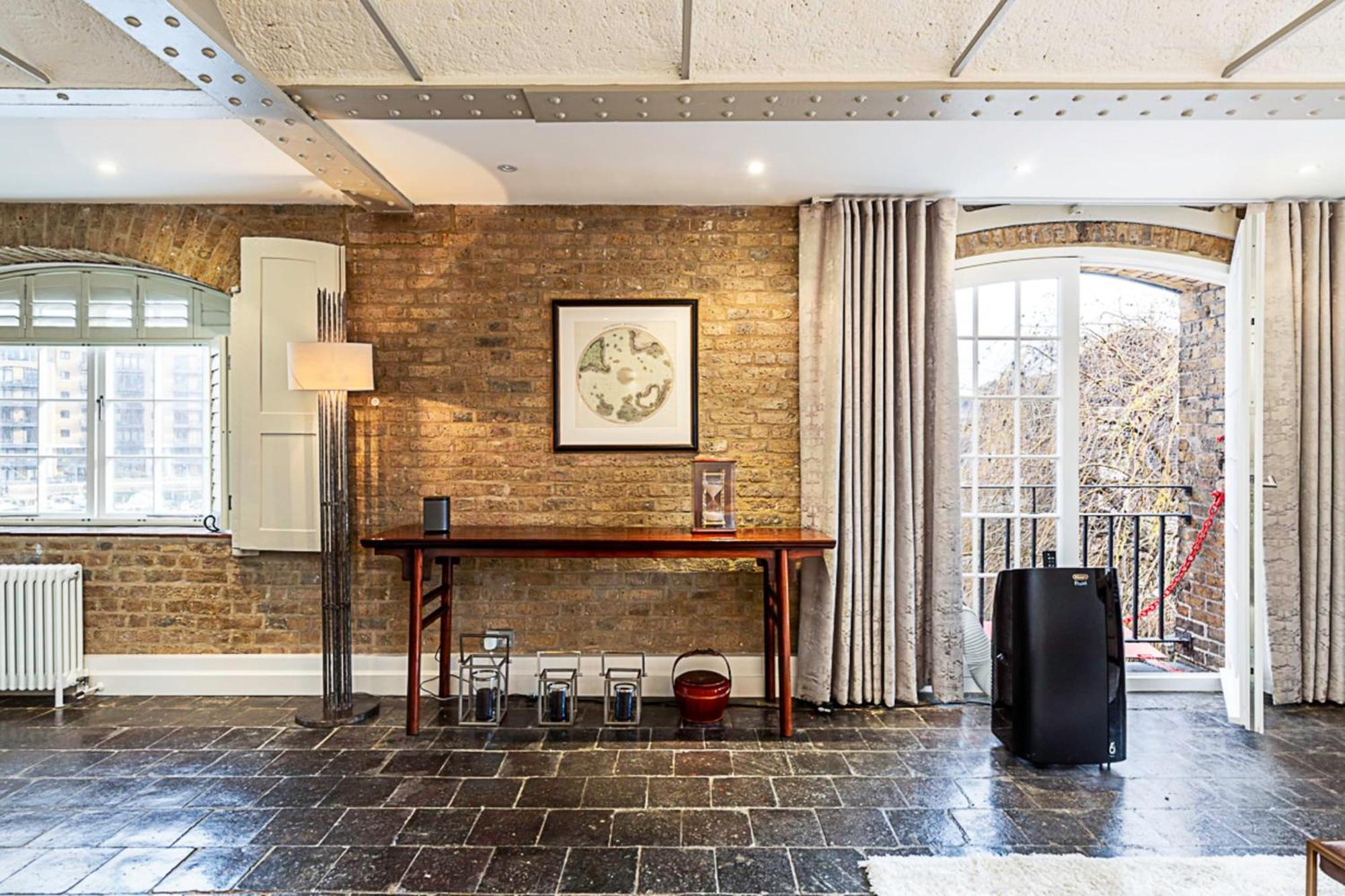 Charming In St Katharine Docks Apartment *