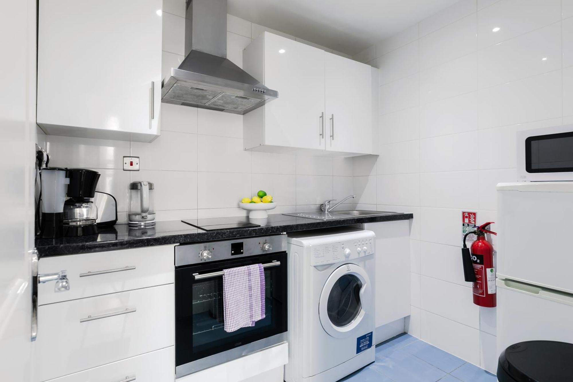 Modern Kensington Apartment *