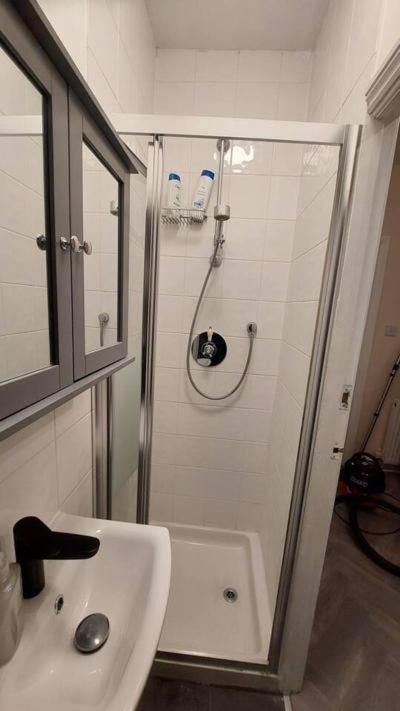Impeccable 1 Bedroom Flat In *