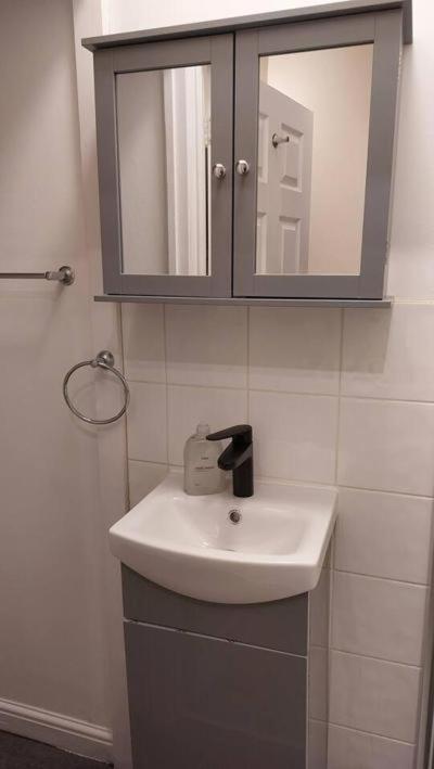 Impeccable 1 Bedroom Flat In Appartement *