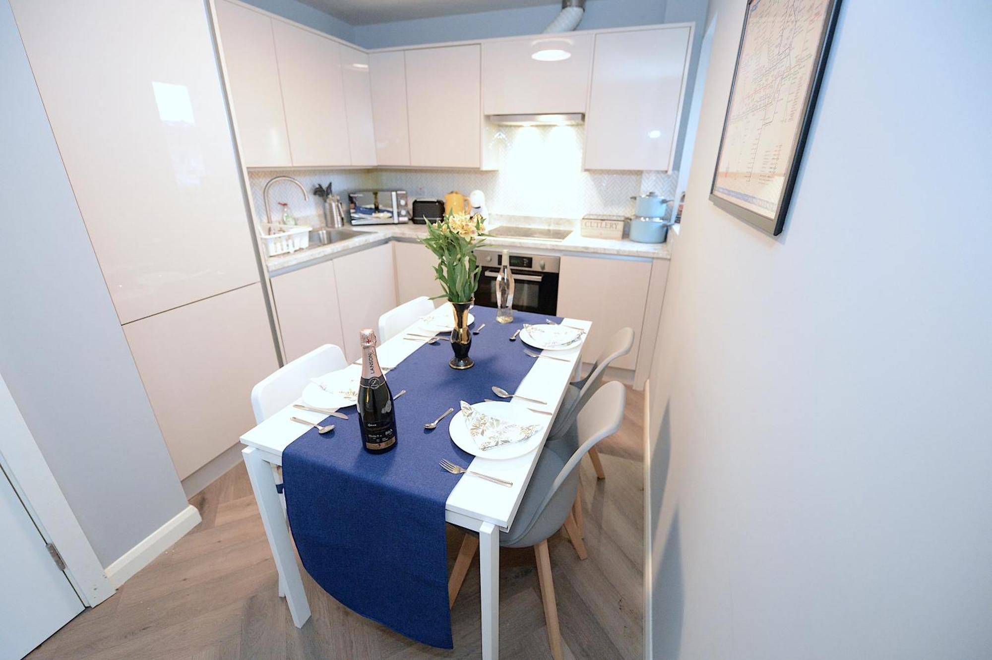 2 Bed Terraced Flat Piccadilly Line Lejlighed *