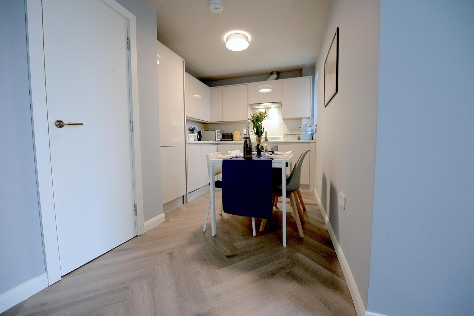 2 Bed Terraced Flat Piccadilly Line Lejlighed