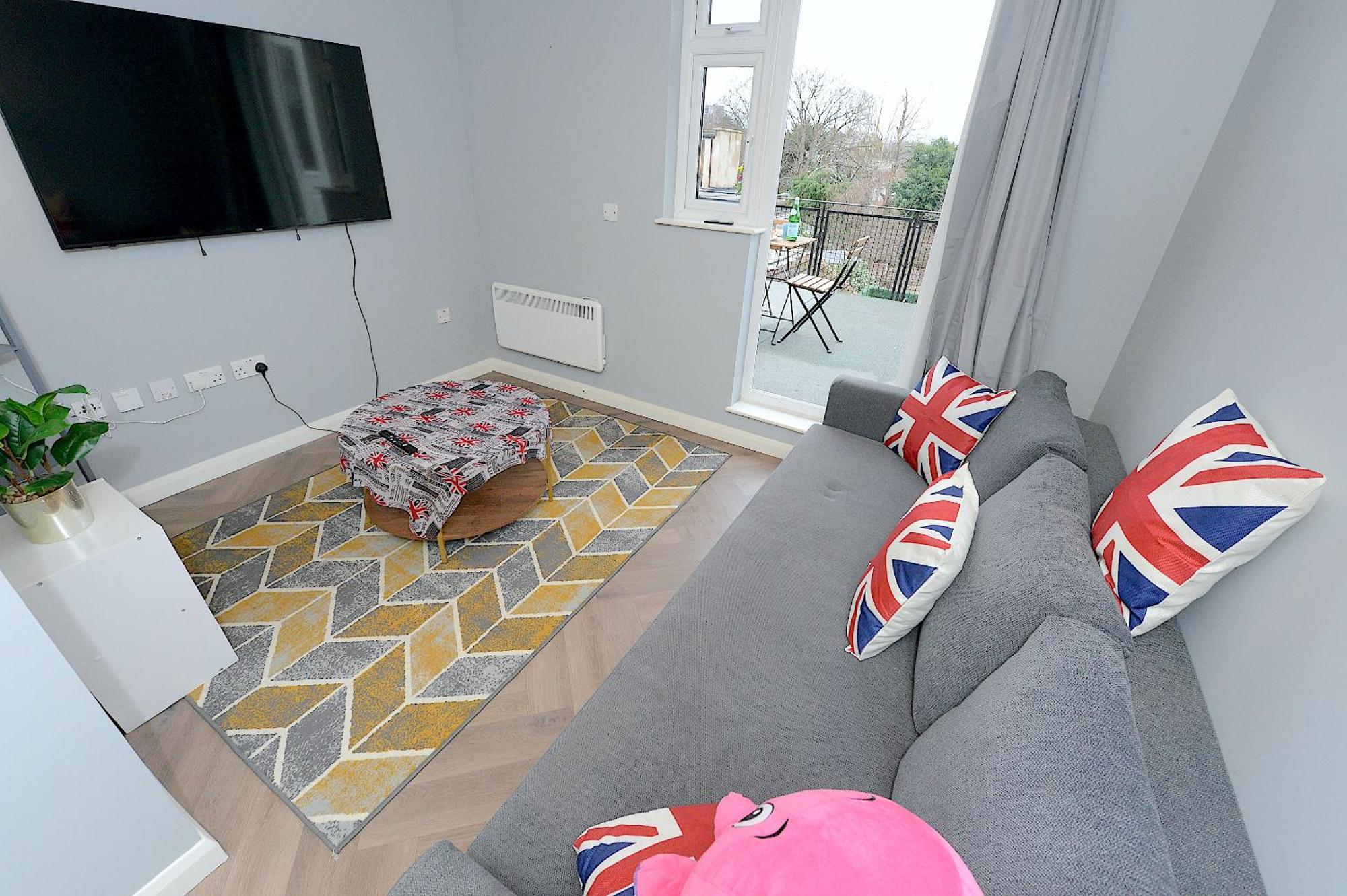 2 Bed Terraced Flat Piccadilly Line Lejlighed