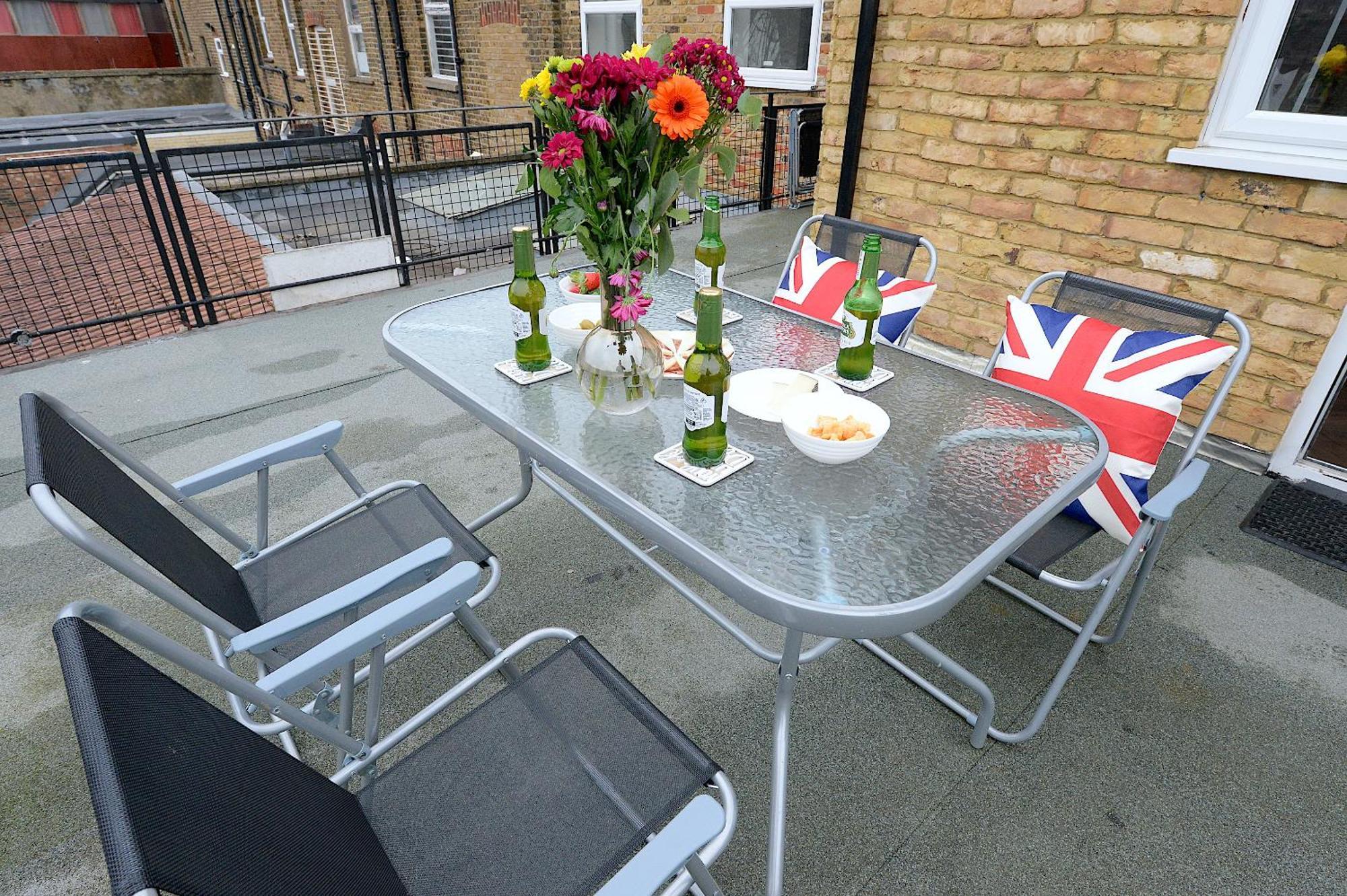 2 Bedroom Flat In Wood Piccadilly Line * Londres