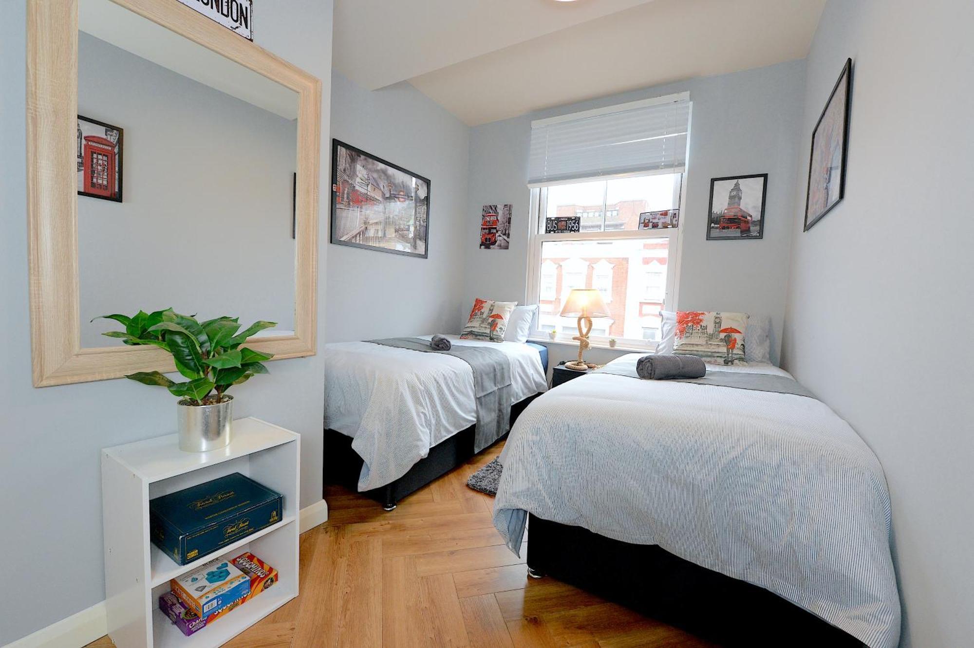 2 Bedroom Flat In Wood Piccadilly Line Appartement