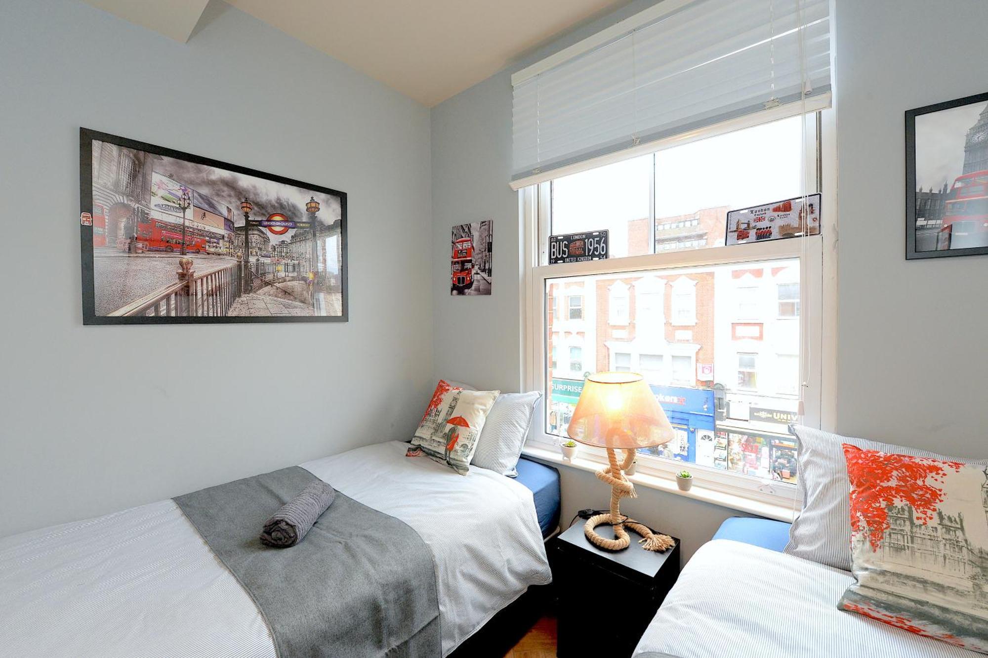 2 Bedroom Flat In Wood Piccadilly Line