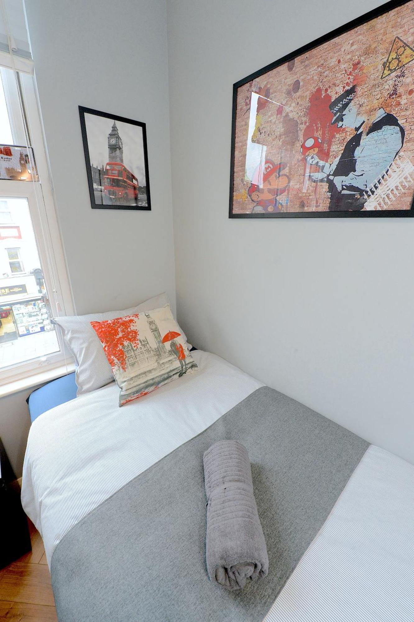 2 Bedroom Flat In Wood Piccadilly Line Appartement *