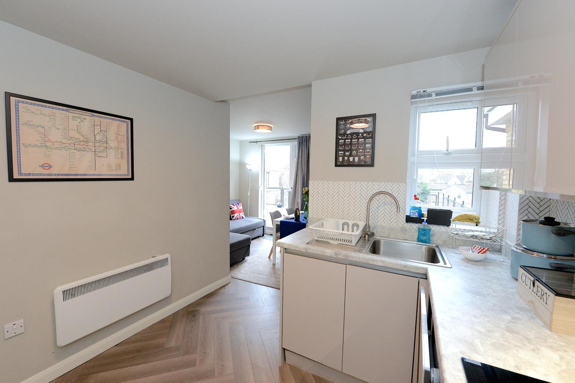 2 Bedroom Flat In Wood Piccadilly Line Appartement
