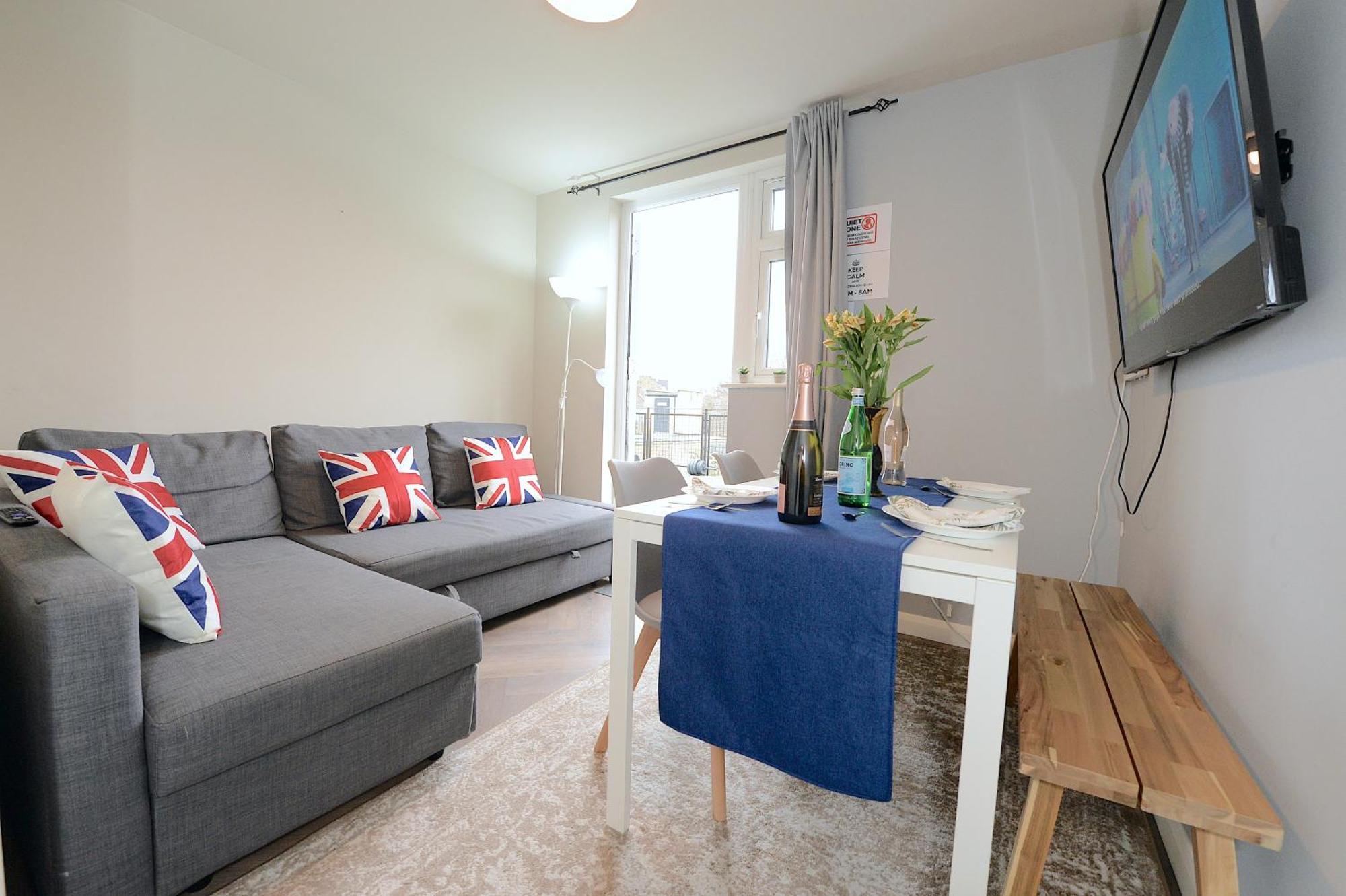 2 Bedroom Flat In Wood Piccadilly Line Appartement *