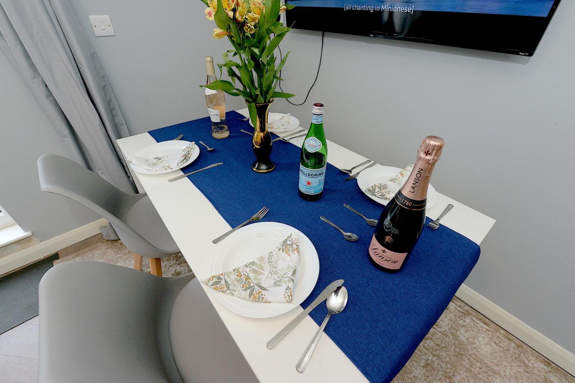 2 Bedroom Flat In Wood Piccadilly Line Appartement