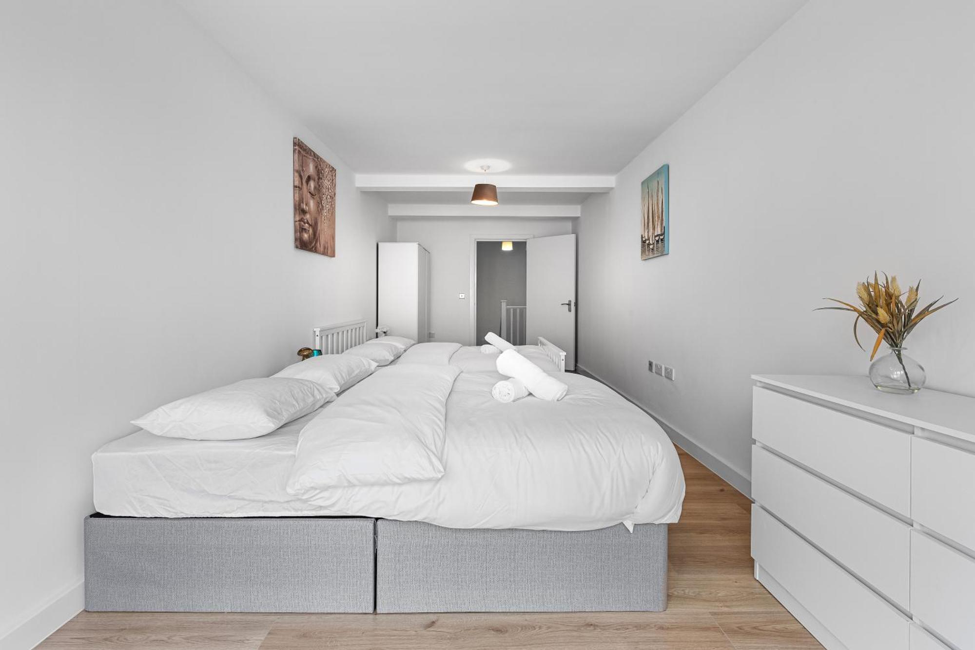 Apartment 3 Bedroom Sleep12 In Mr2