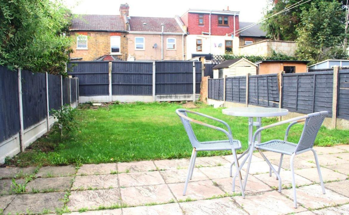Vakantiehuis 3 Bedroom House,4beds, 2 Baths Ilford ,12 Mins To Stratford Londen