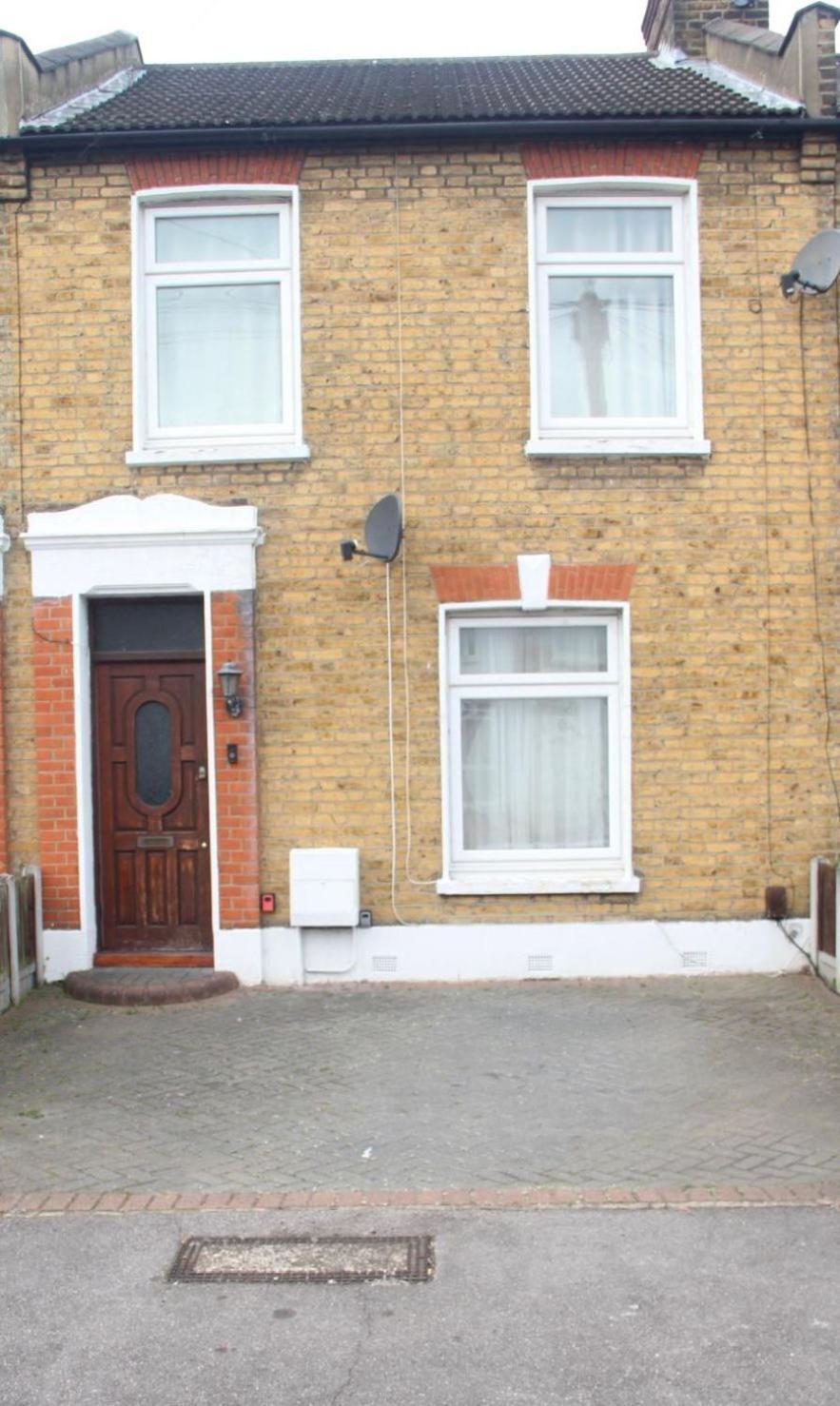 3 Bedroom House,4beds, 2 Baths Ilford ,12 Mins To Stratford Londen