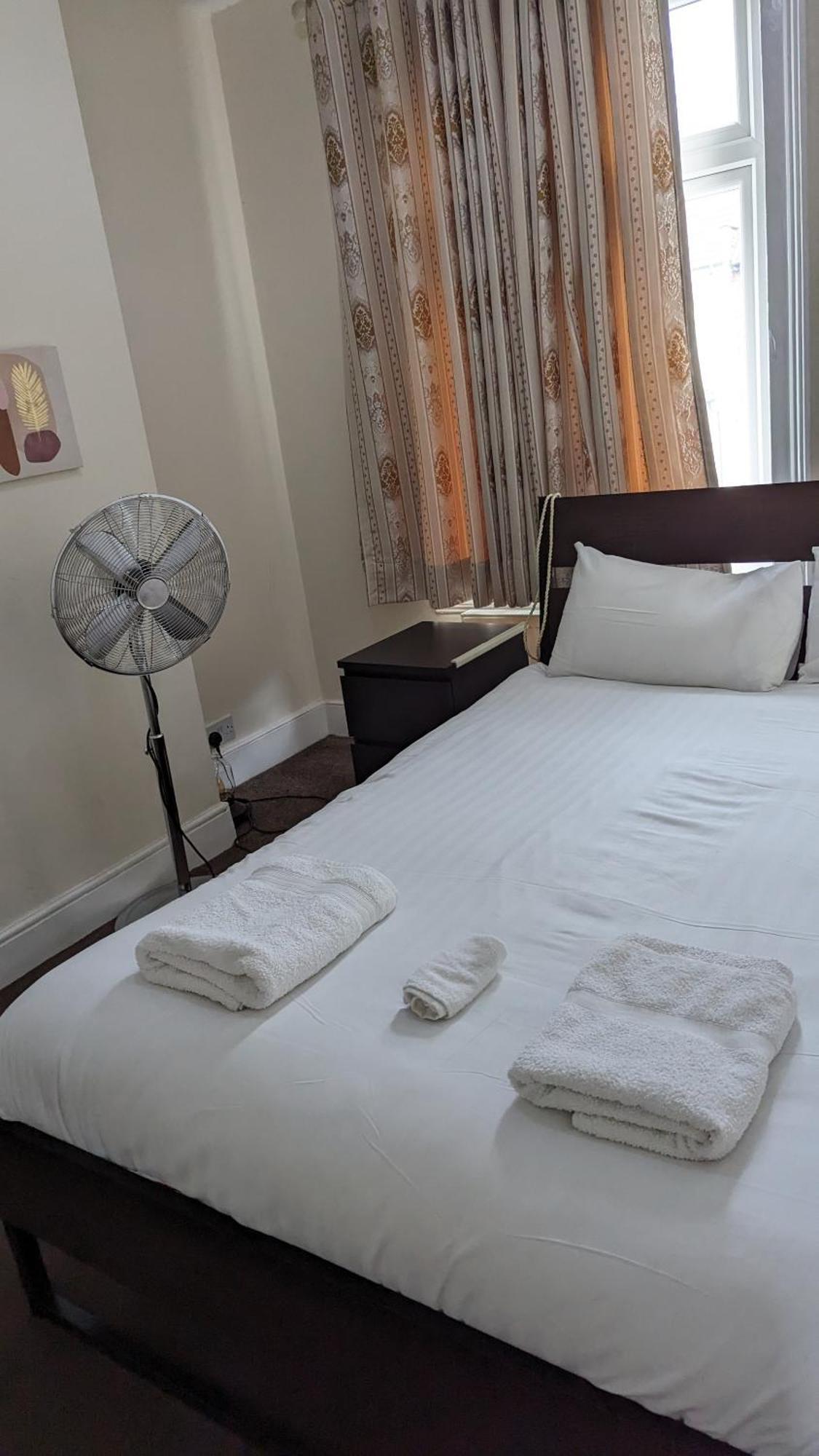 Vakantiehuis 3 Bedroom House,4beds, 2 Baths Ilford ,12 Mins To Stratford Londen