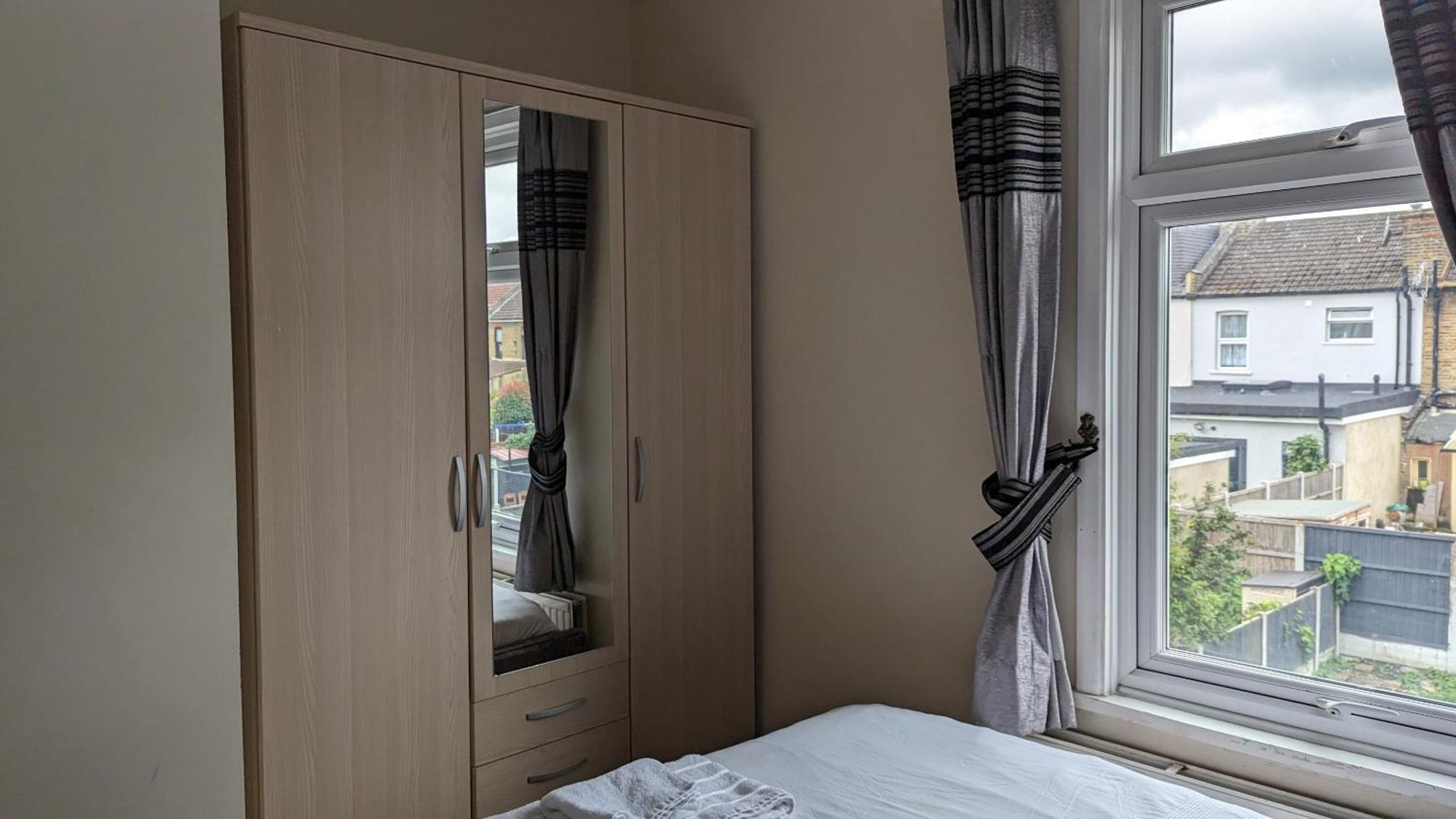 Vakantiehuis 3 Bedroom House,4beds, 2 Baths Ilford ,12 Mins To Stratford Londen