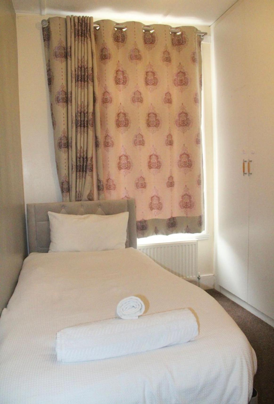 3 Bedroom House,4beds, 2 Baths Ilford ,12 Mins To Stratford Ferienhaus *