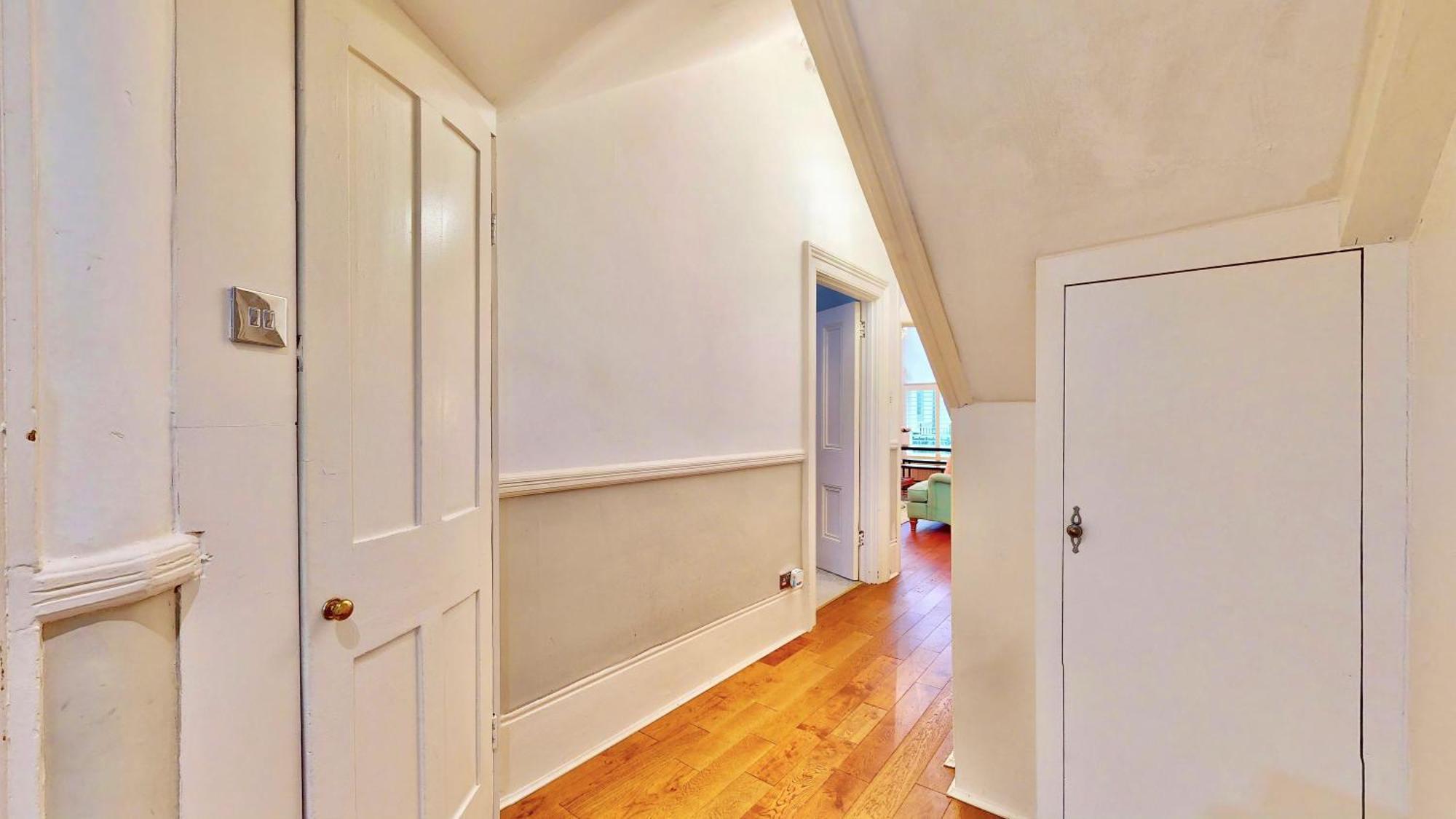 Bright & Spacious West Gem Apartment *