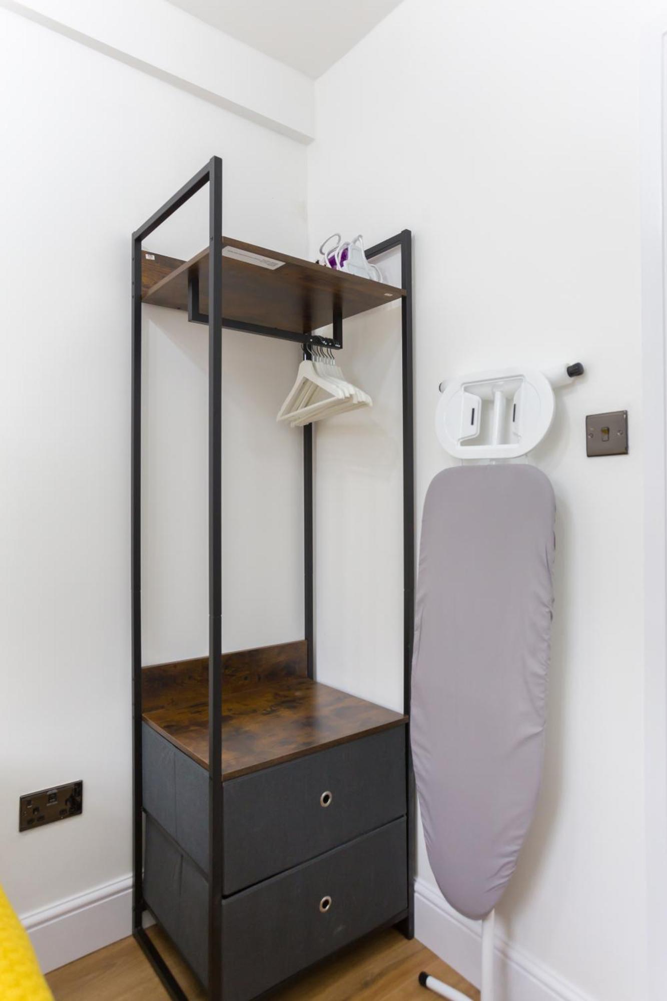 Centre One Bedroom Next To Station, Newly Renovated Lejlighed *