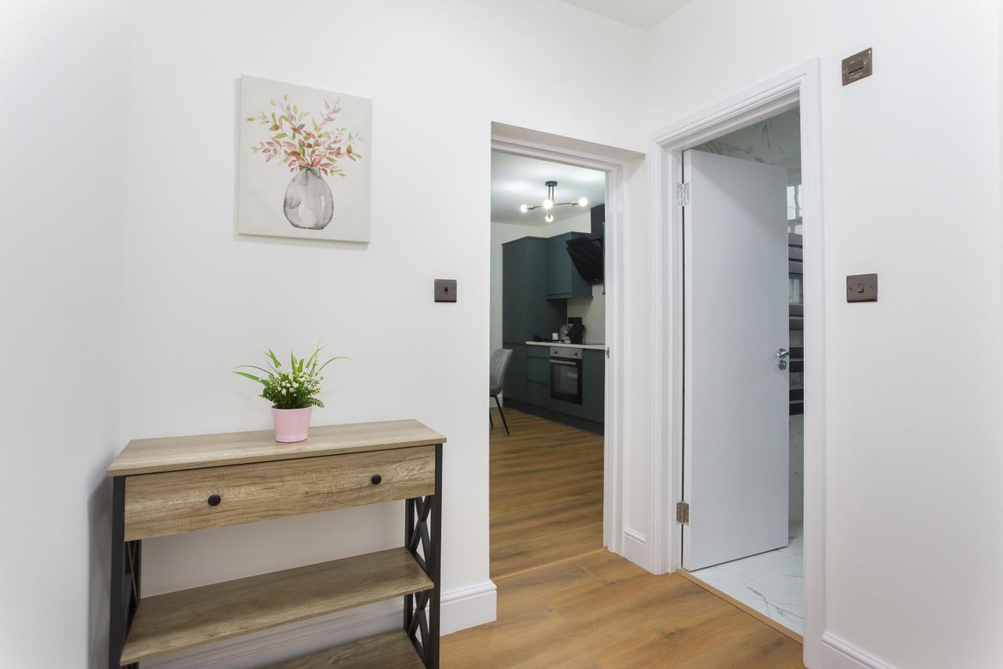 Centre One Bedroom Next To Station, Newly Renovated Lejlighed *