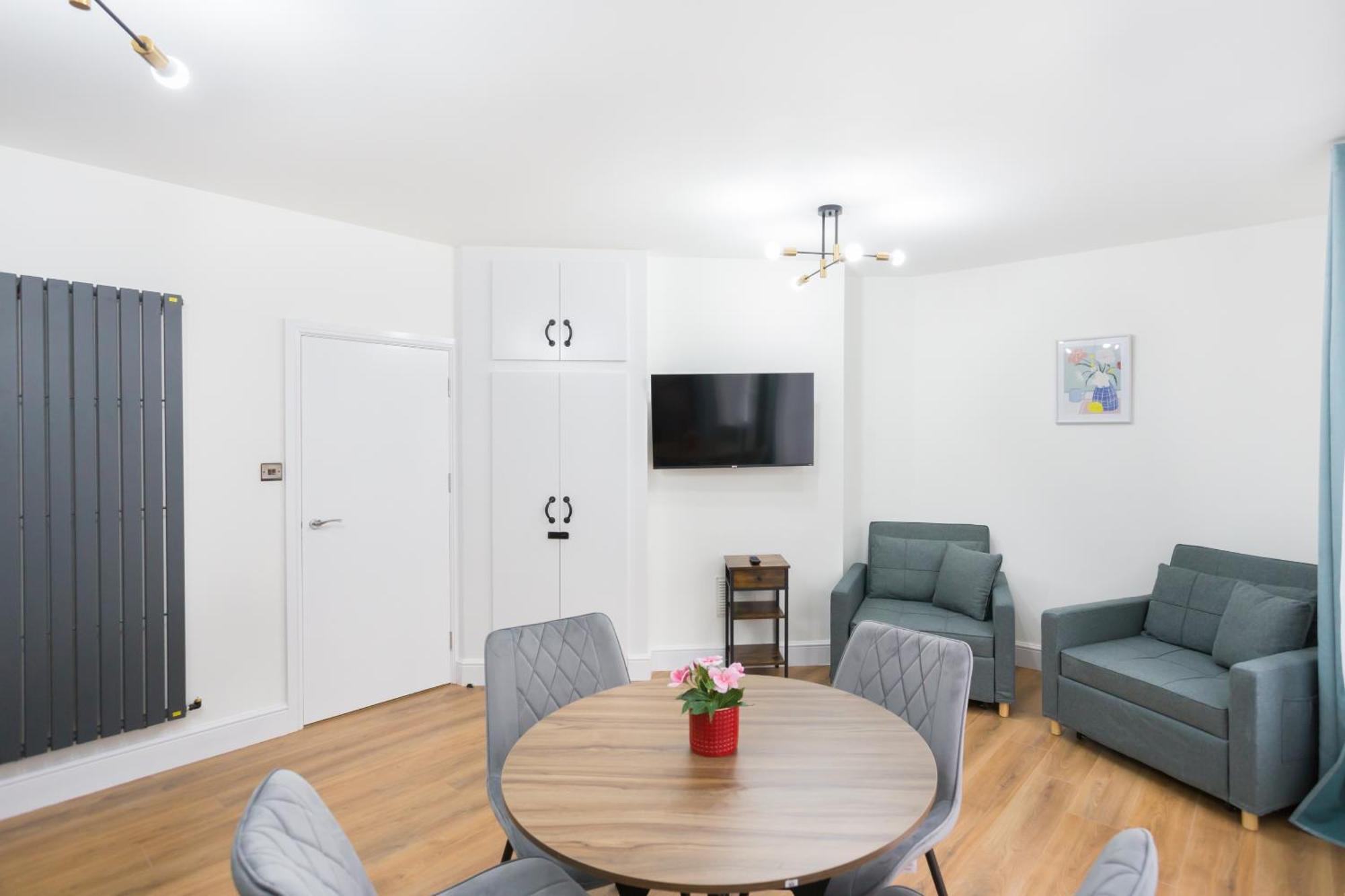 Centre One Bedroom Next To Station, Newly Renovated Lejlighed *