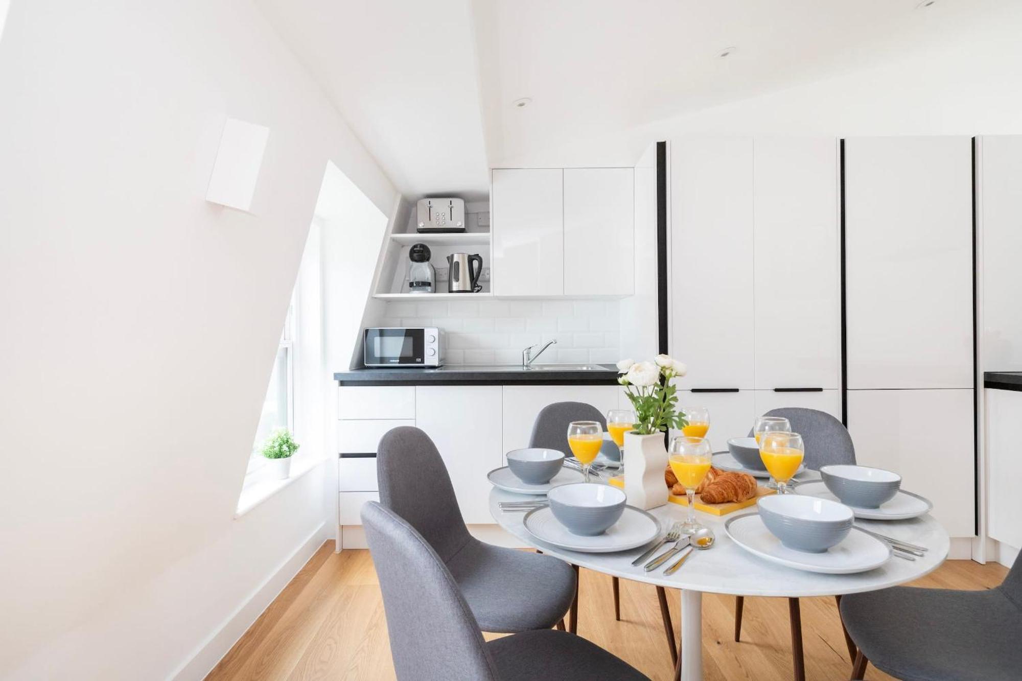 Fitzrovia & Soho - 2br With Balcony - Cityapartmentstay * Londra