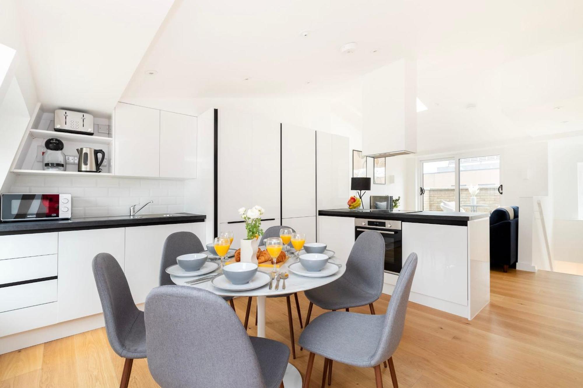 Fitzrovia & Soho - 2br With Balcony - Cityapartmentstay Appartamento Londra