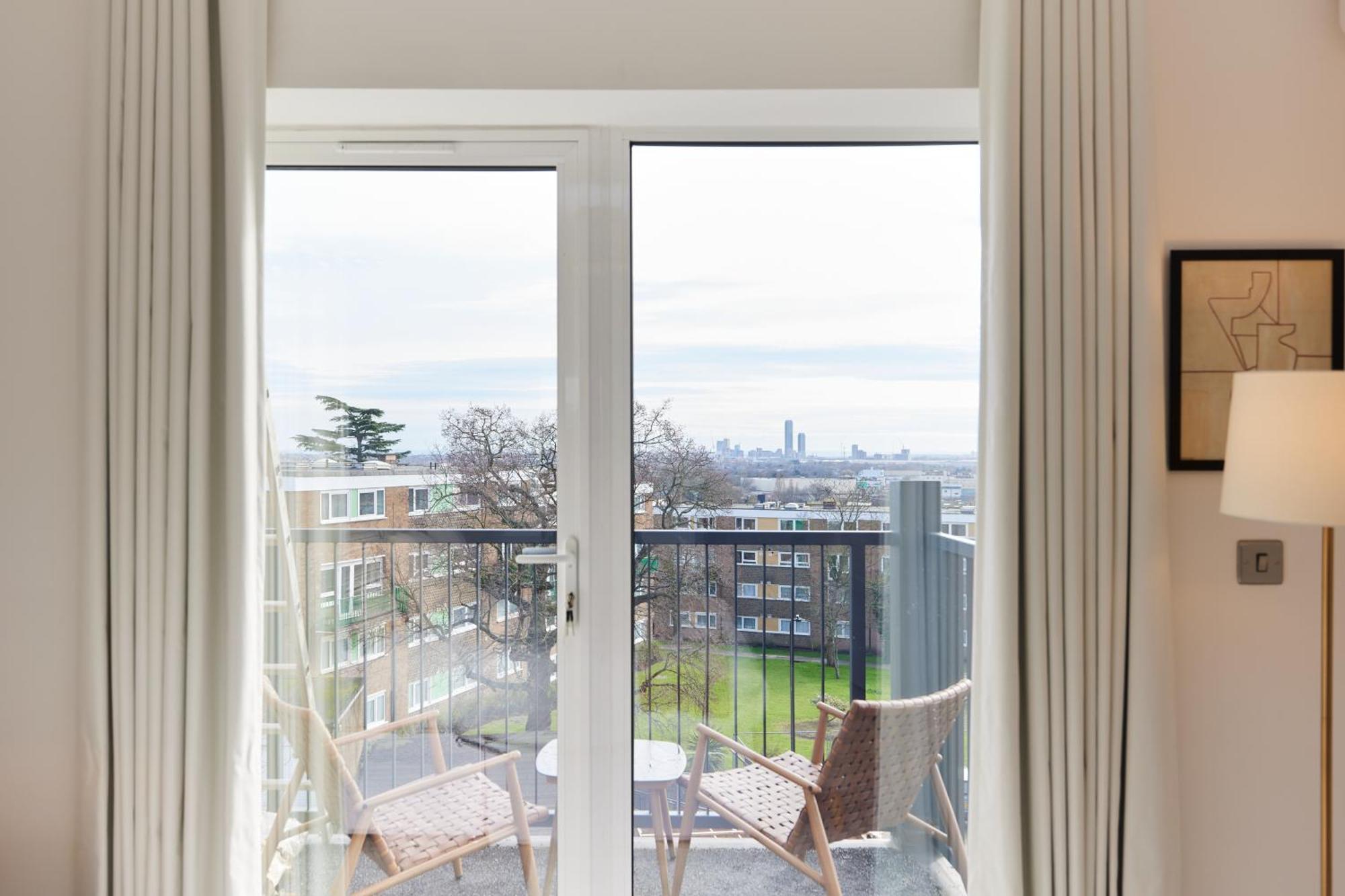 The Wembley Park Corner - Classy 2bdr Flat With Balcony Londen