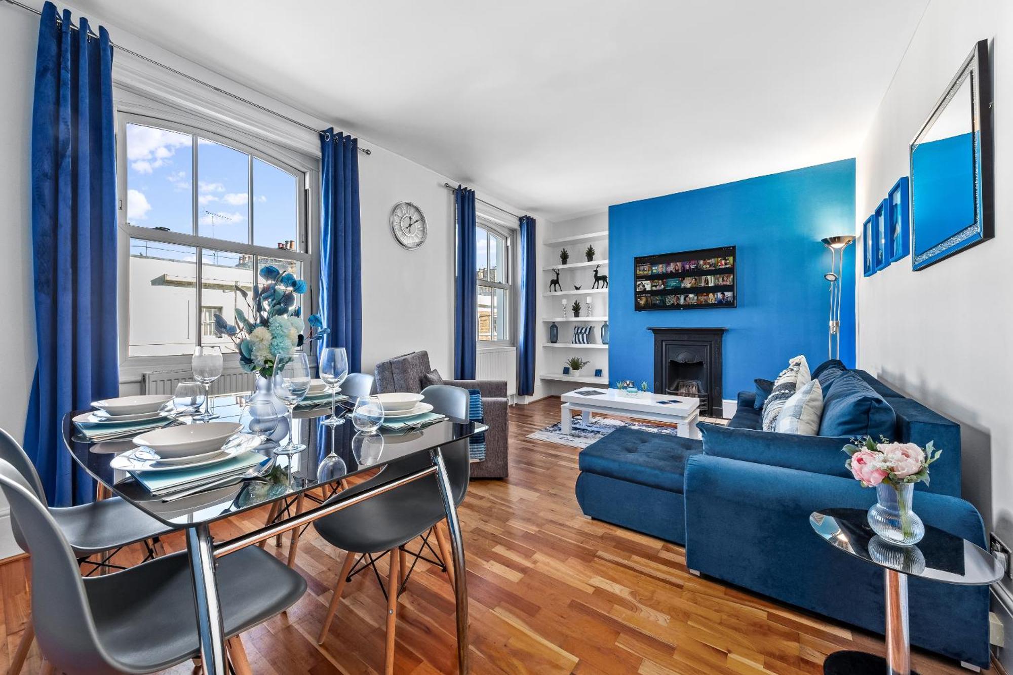 Balcony Blue Theme 1 Bedroom Luxury Flat Near Hyde Park! Accommodates Up To 6! Double Sofa Bed And Next To Station! Londen