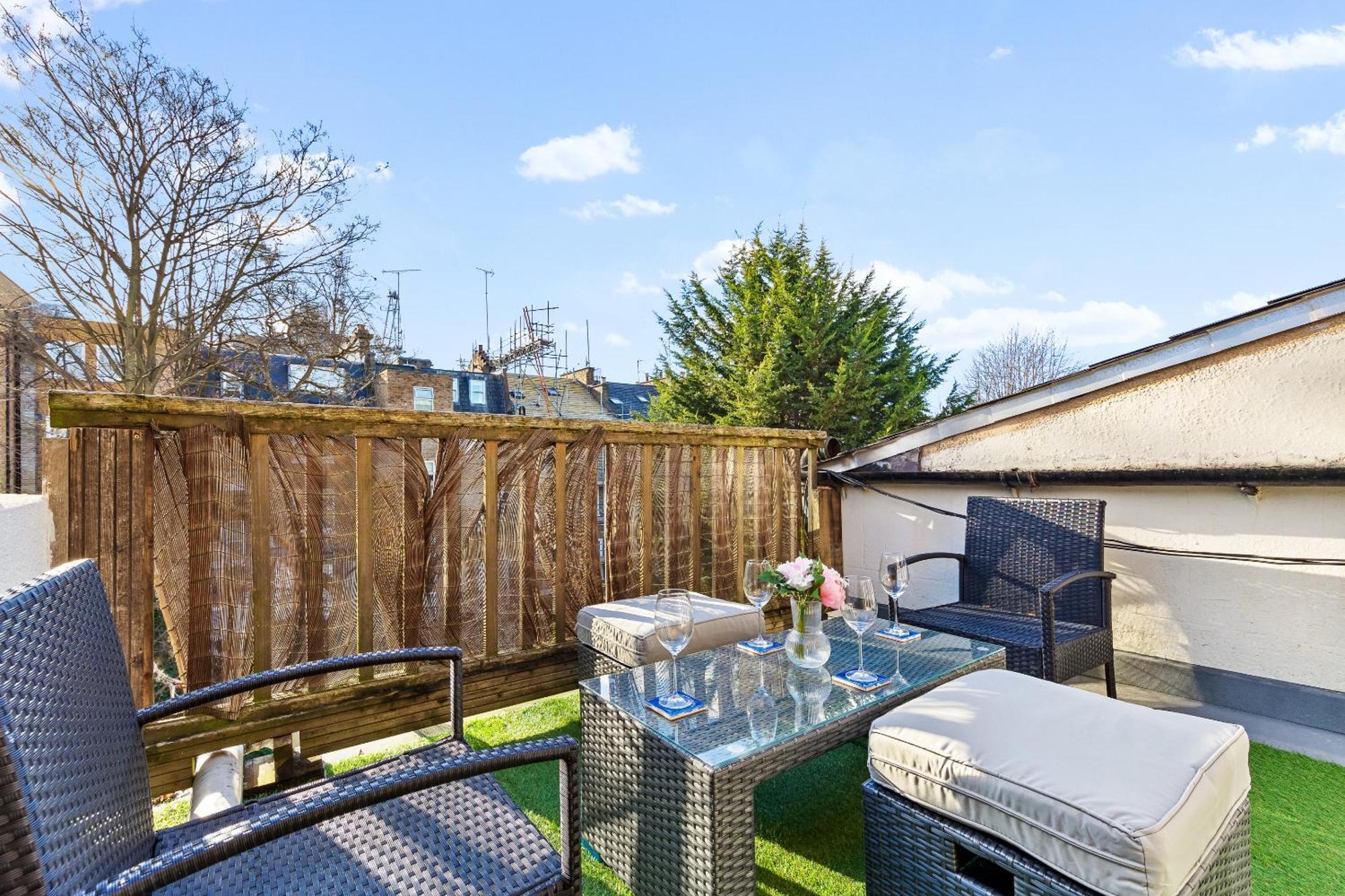 Balcony Blue Theme 1 Bedroom Luxury Flat Near Hyde Park! Accommodates Up To 6! Double Sofa Bed And Next To Station! Londen