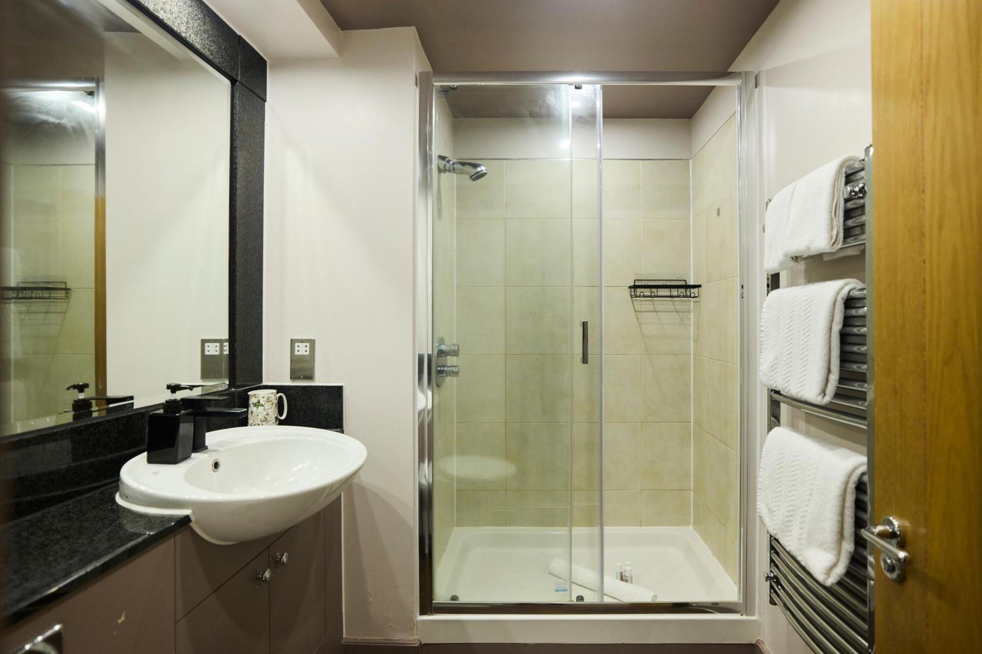 The Vauxhall Hideout - Comfy 2bdr Flat With Balcony Apartment *