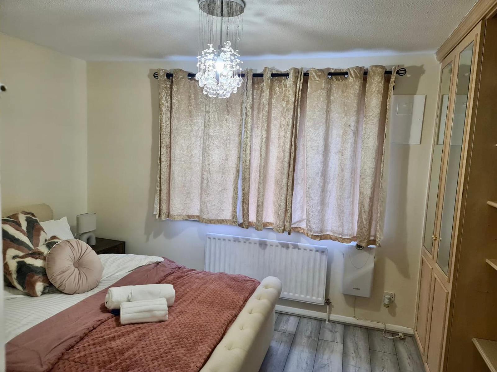 - Sleeps 4 - Parking - Garden - Petfriendly * London