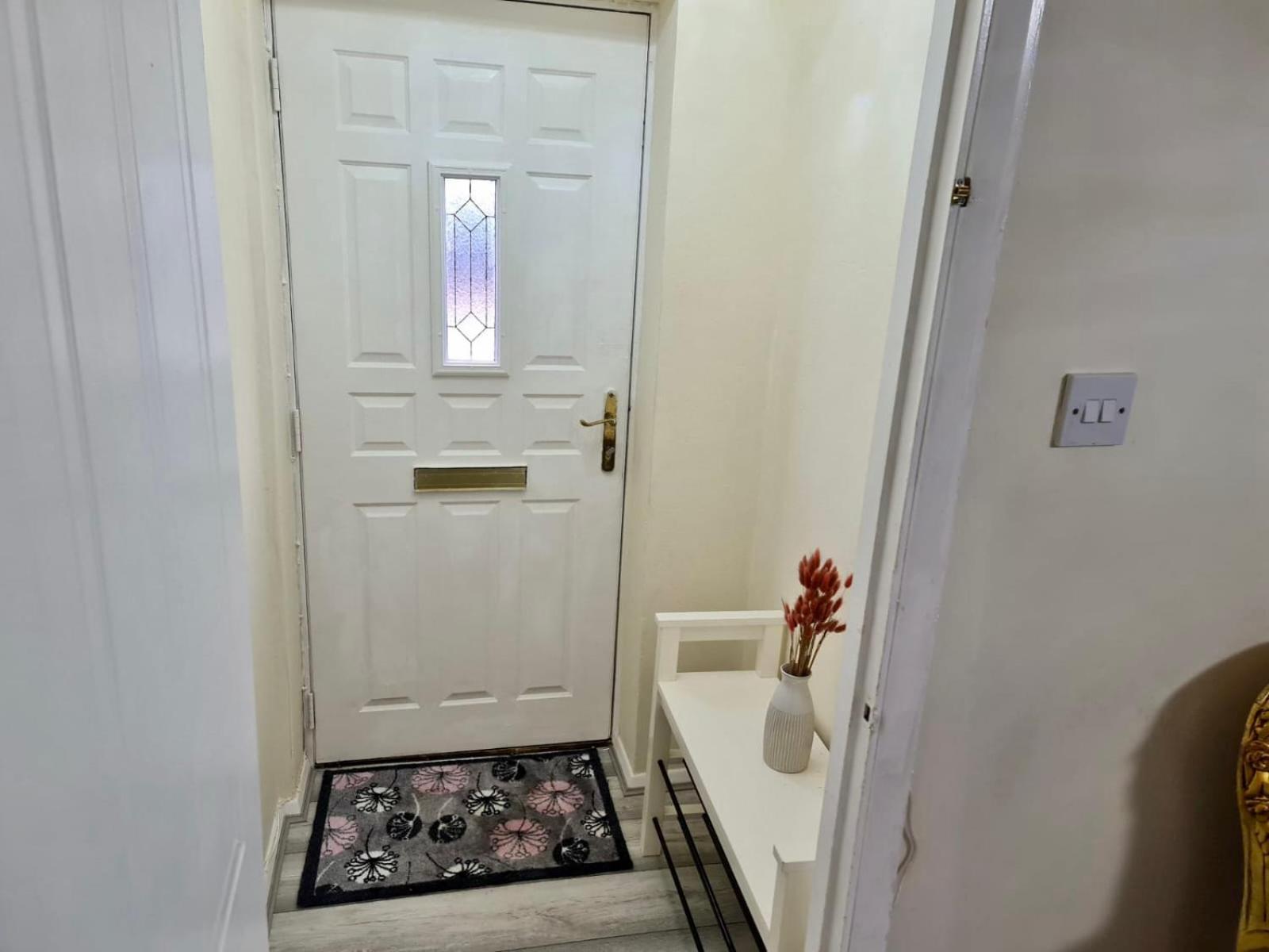 - Sleeps 4 - Parking - Garden - Petfriendly Holiday home London
