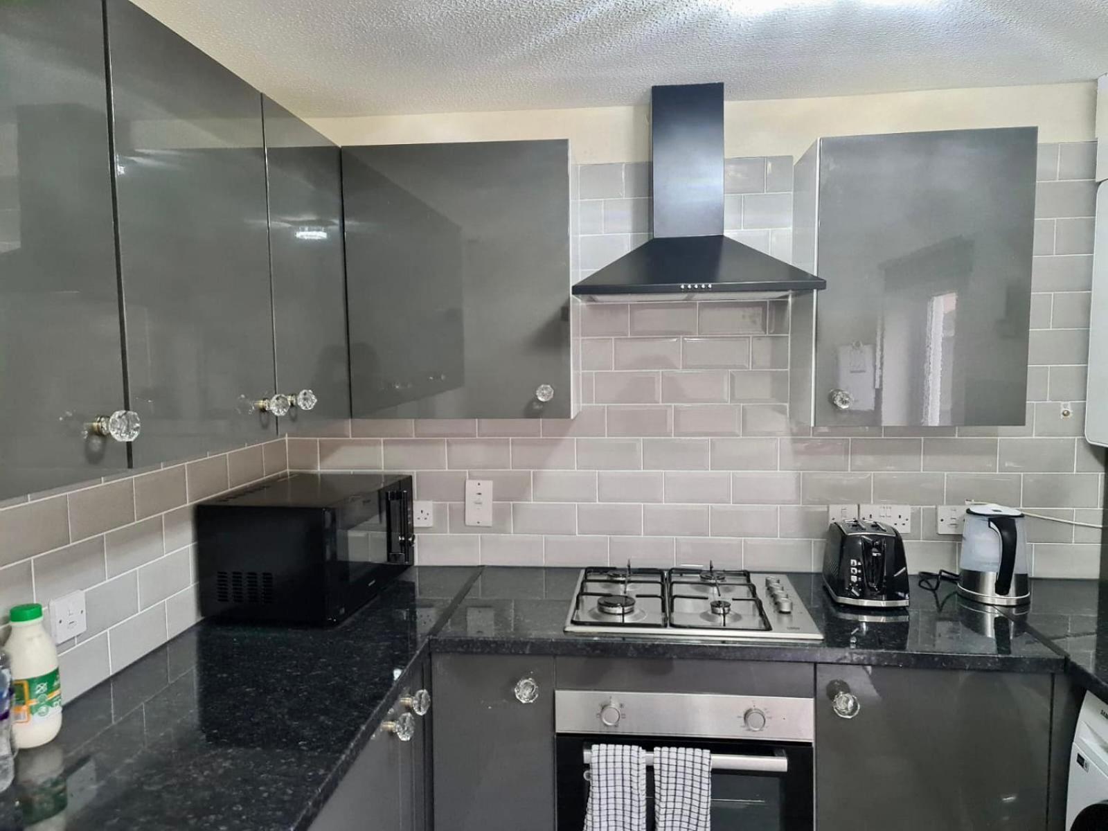 - Sleeps 4 - Parking - Garden - Petfriendly Holiday home *
