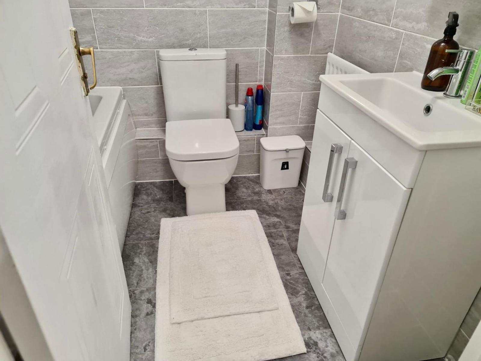 - Sleeps 4 - Parking - Garden - Petfriendly Holiday home London