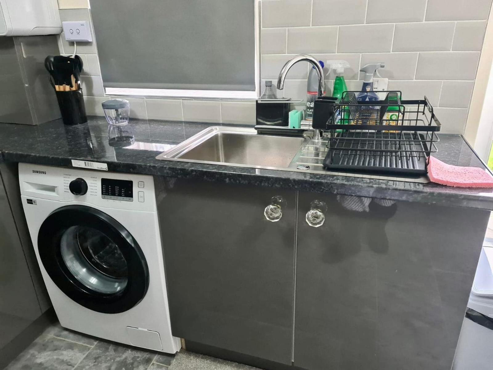 Holiday home - Sleeps 4 - Parking - Garden - Petfriendly London