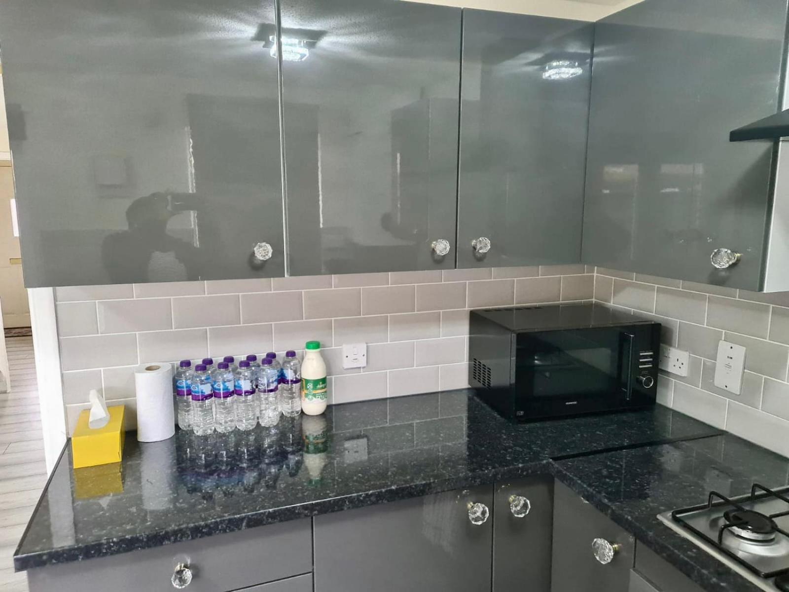 Holiday home - Sleeps 4 - Parking - Garden - Petfriendly