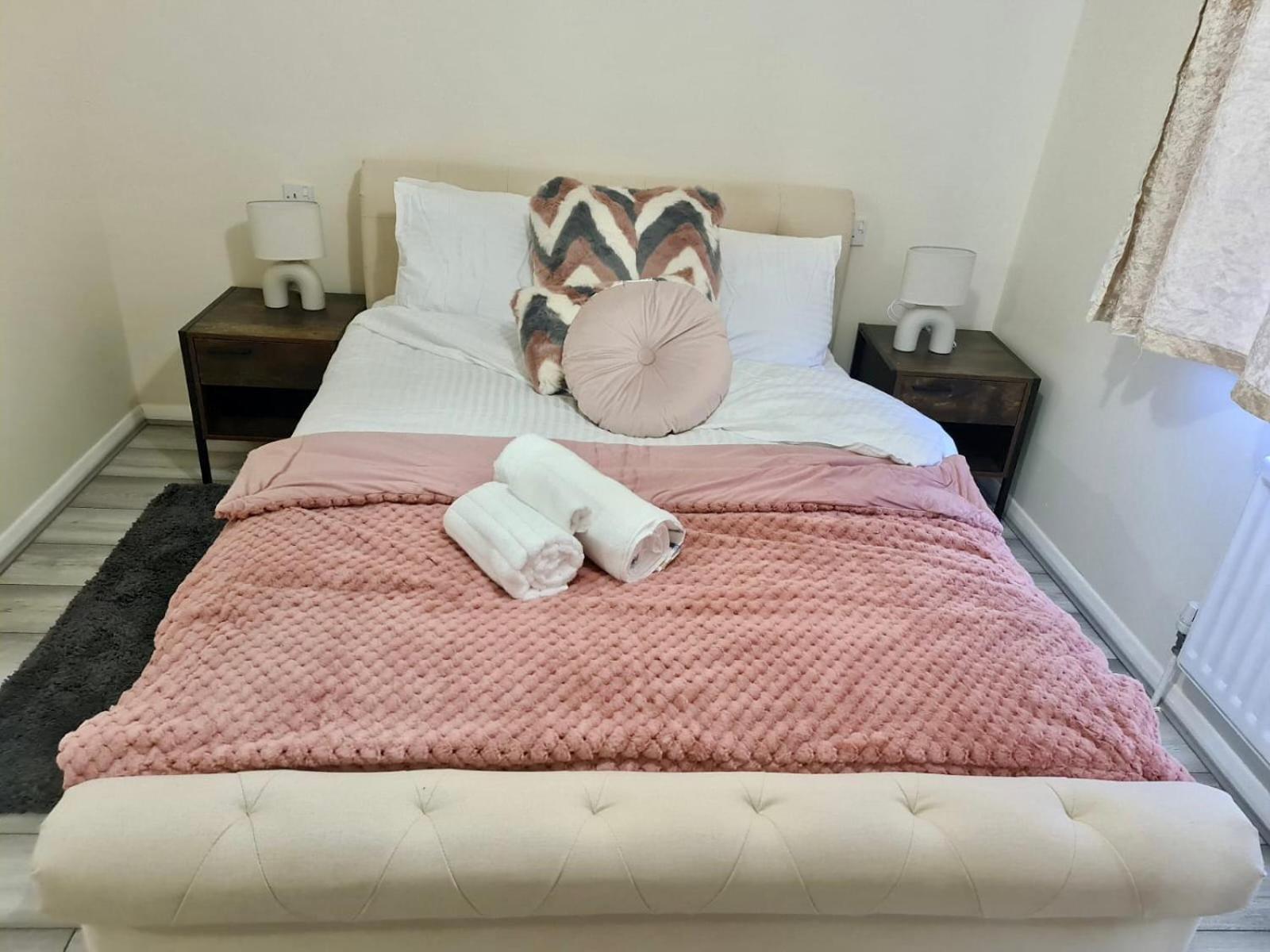 - Sleeps 4 - Parking - Garden - Petfriendly