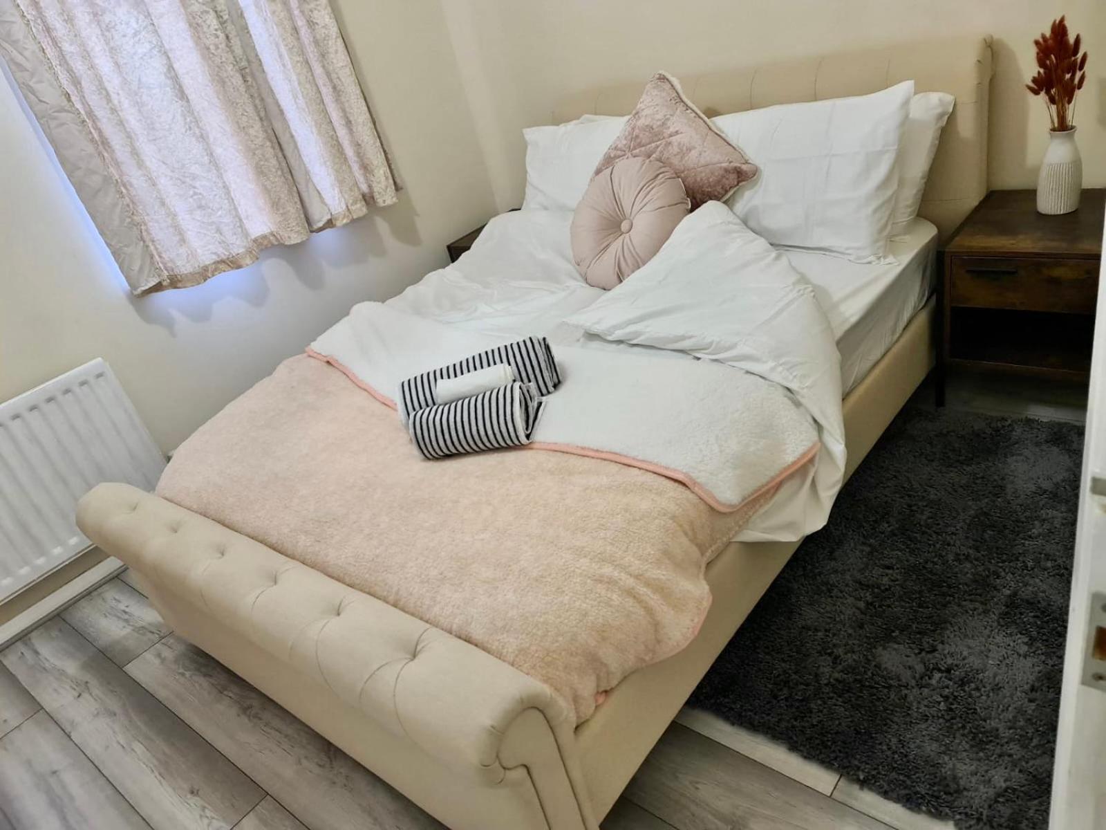 Holiday home - Sleeps 4 - Parking - Garden - Petfriendly London