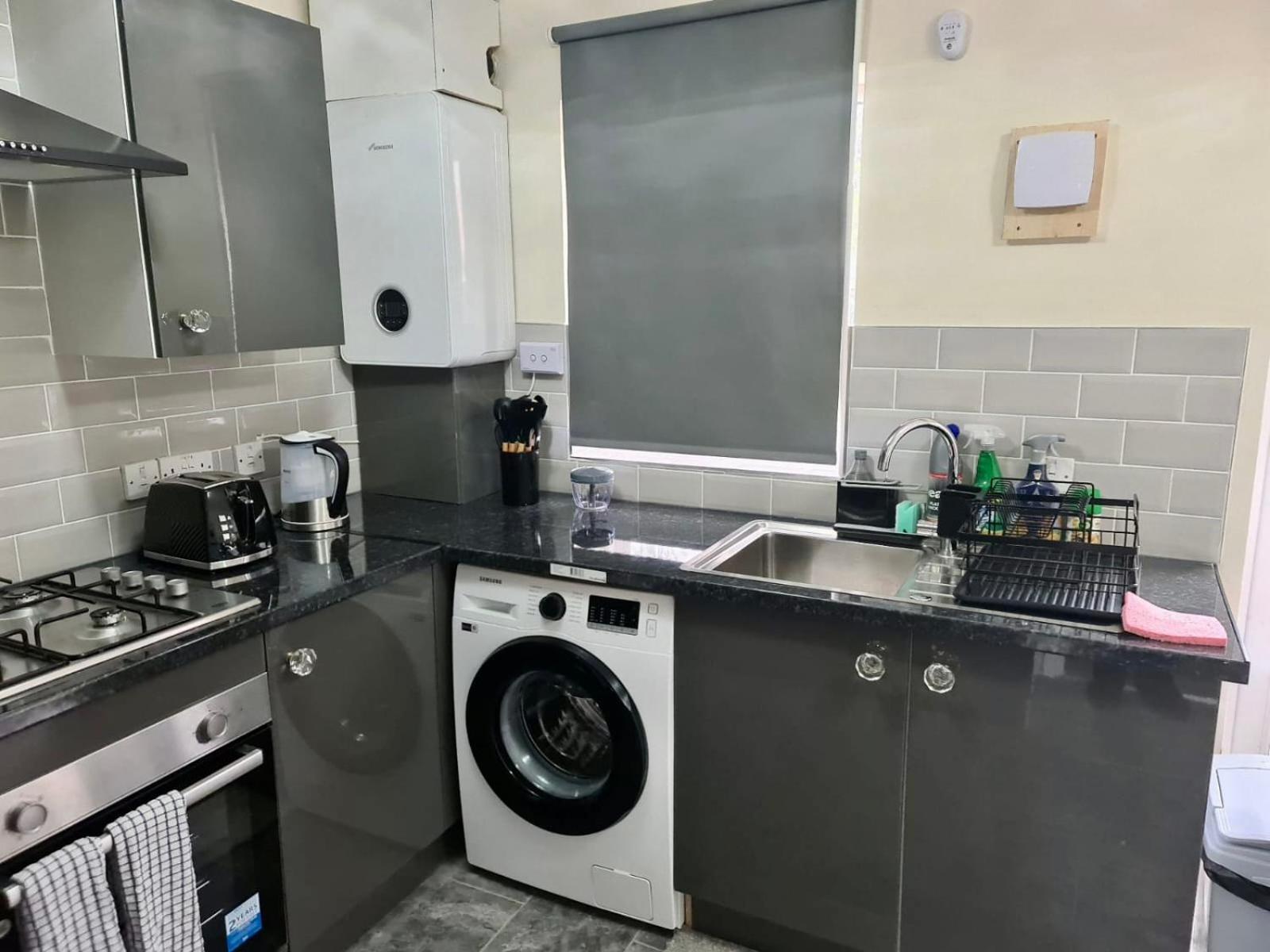 - Sleeps 4 - Parking - Garden - Petfriendly Holiday home