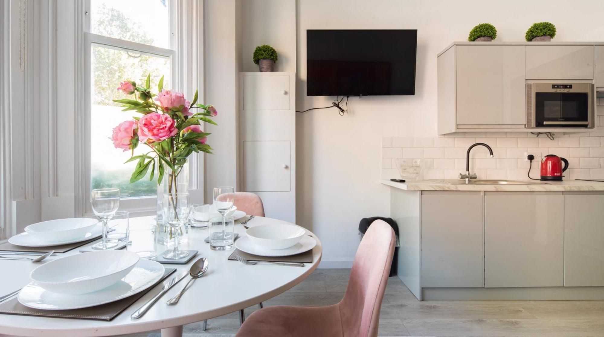 Casa Italia Near Kings Road In Chelsea With Wifi & Washing Machine Apartment London