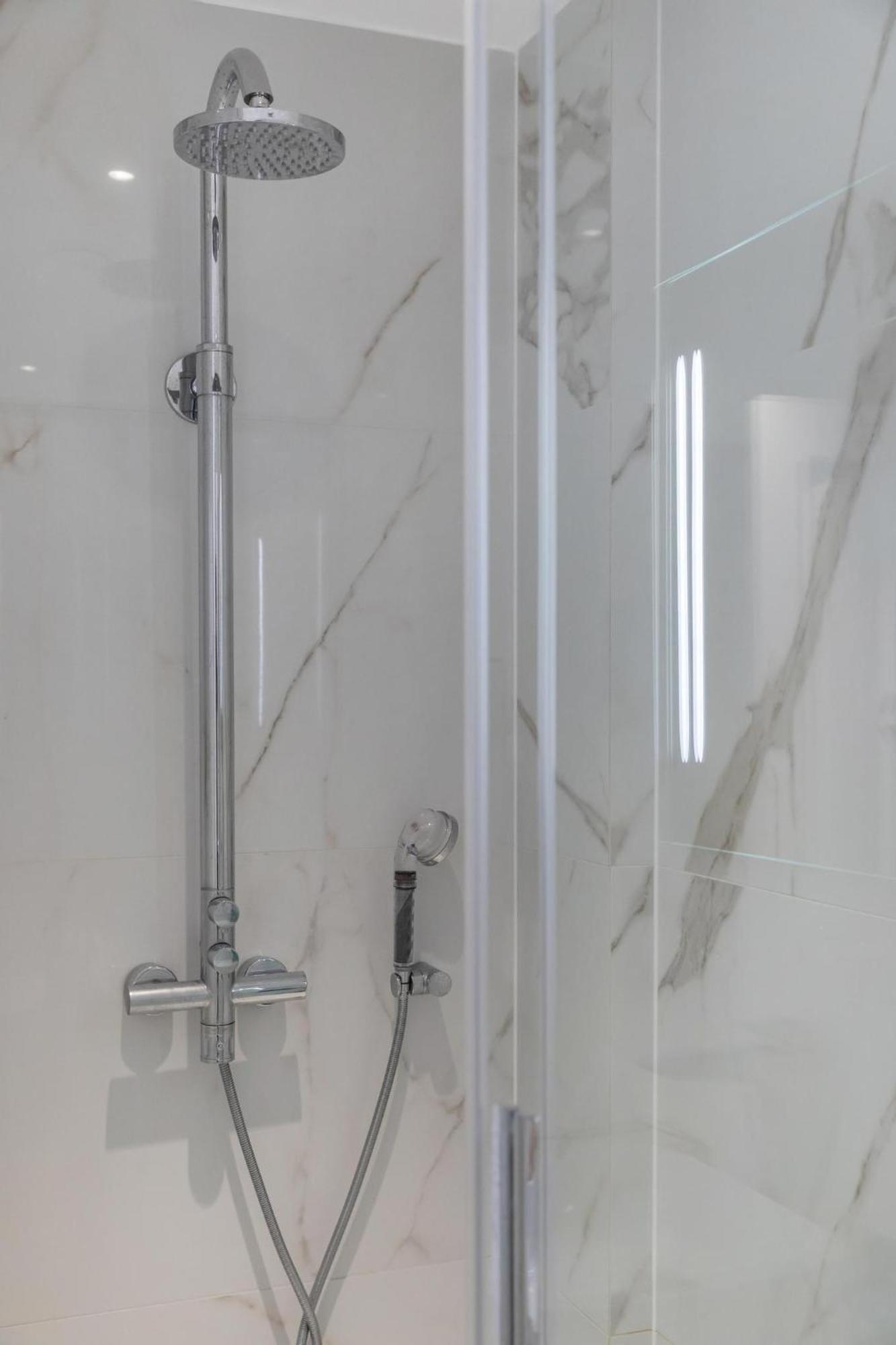 Stylish Kensington Courtyard Apartment London