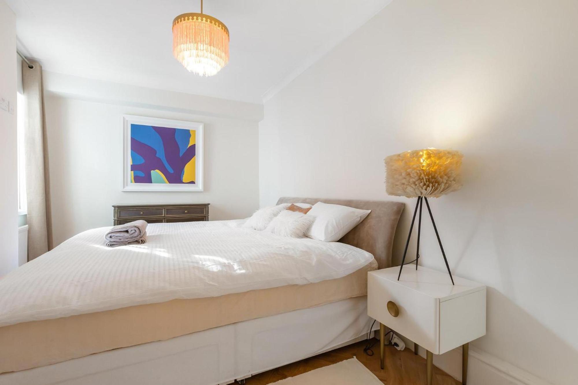 Stylish Kensington Courtyard Apartment *