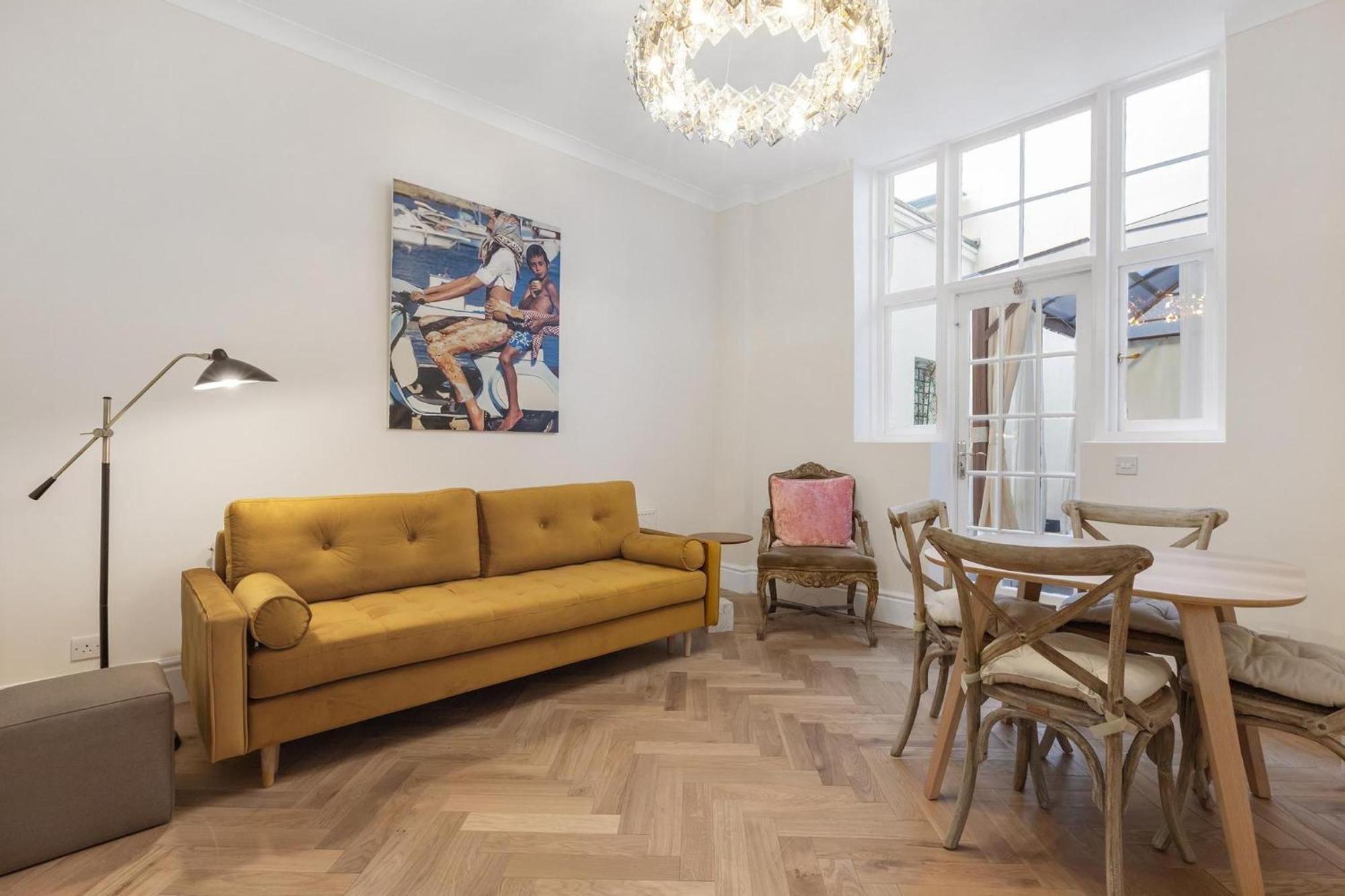 Stylish Kensington Courtyard Apartment London