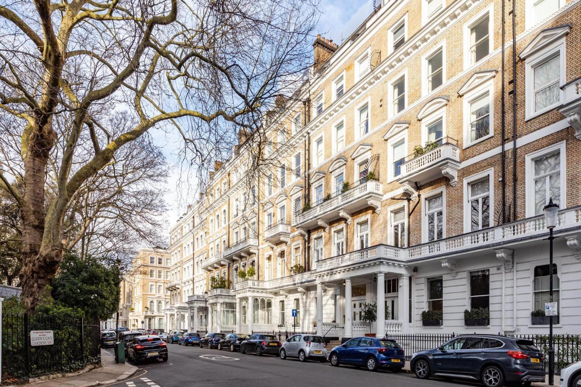Stylish Kensington Courtyard Apartment London